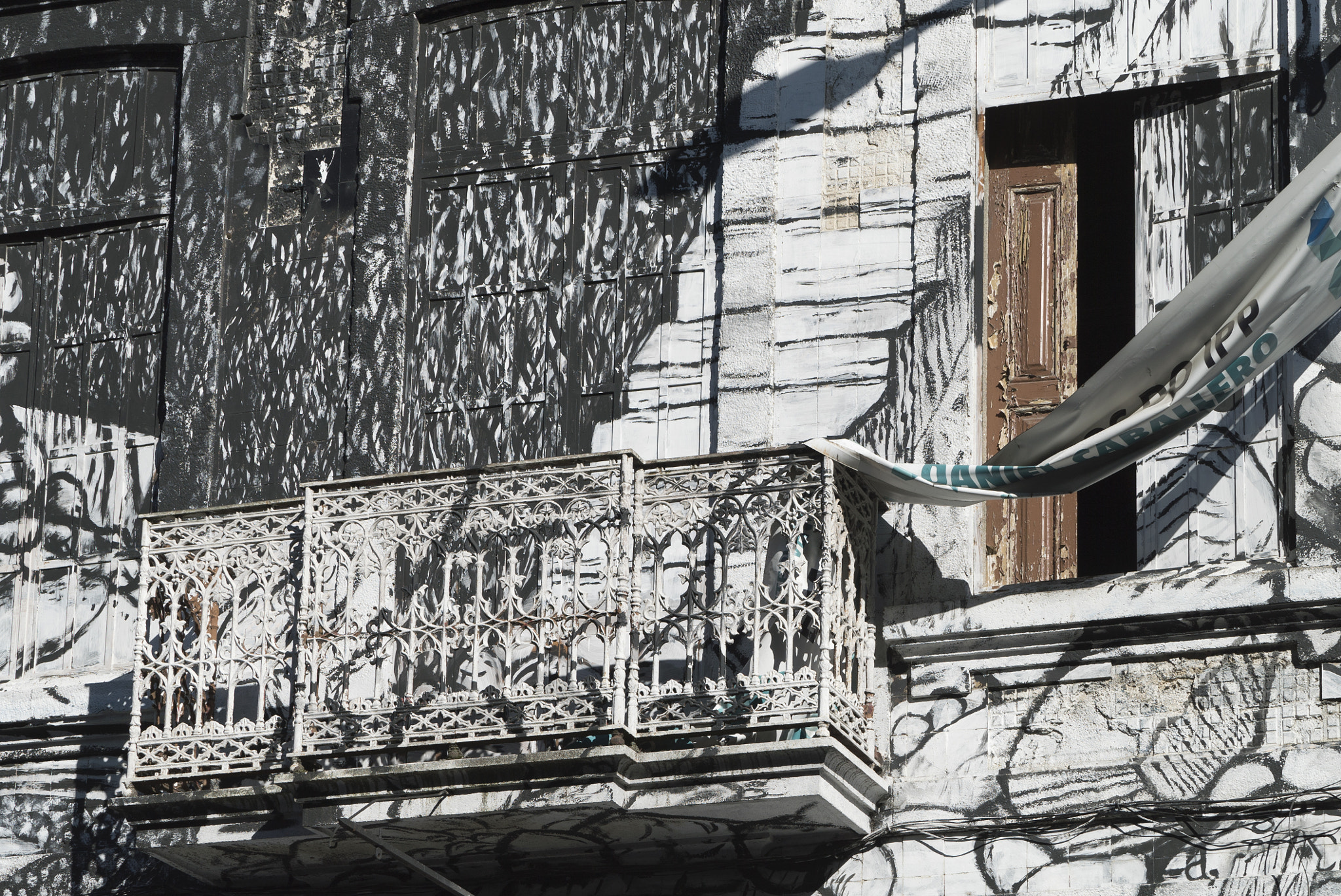 Sony FE 70-200mm F4 G OSS sample photo. Porto street art photography