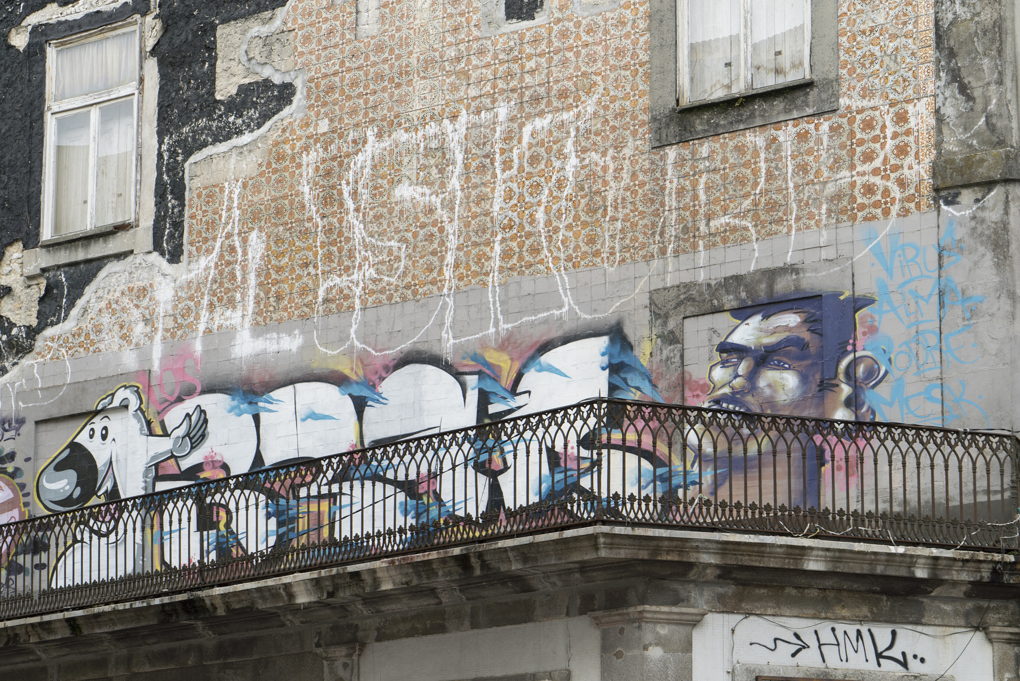 Sony a7S + Sony Vario Tessar T* FE 24-70mm F4 ZA OSS sample photo. Porto street art photography