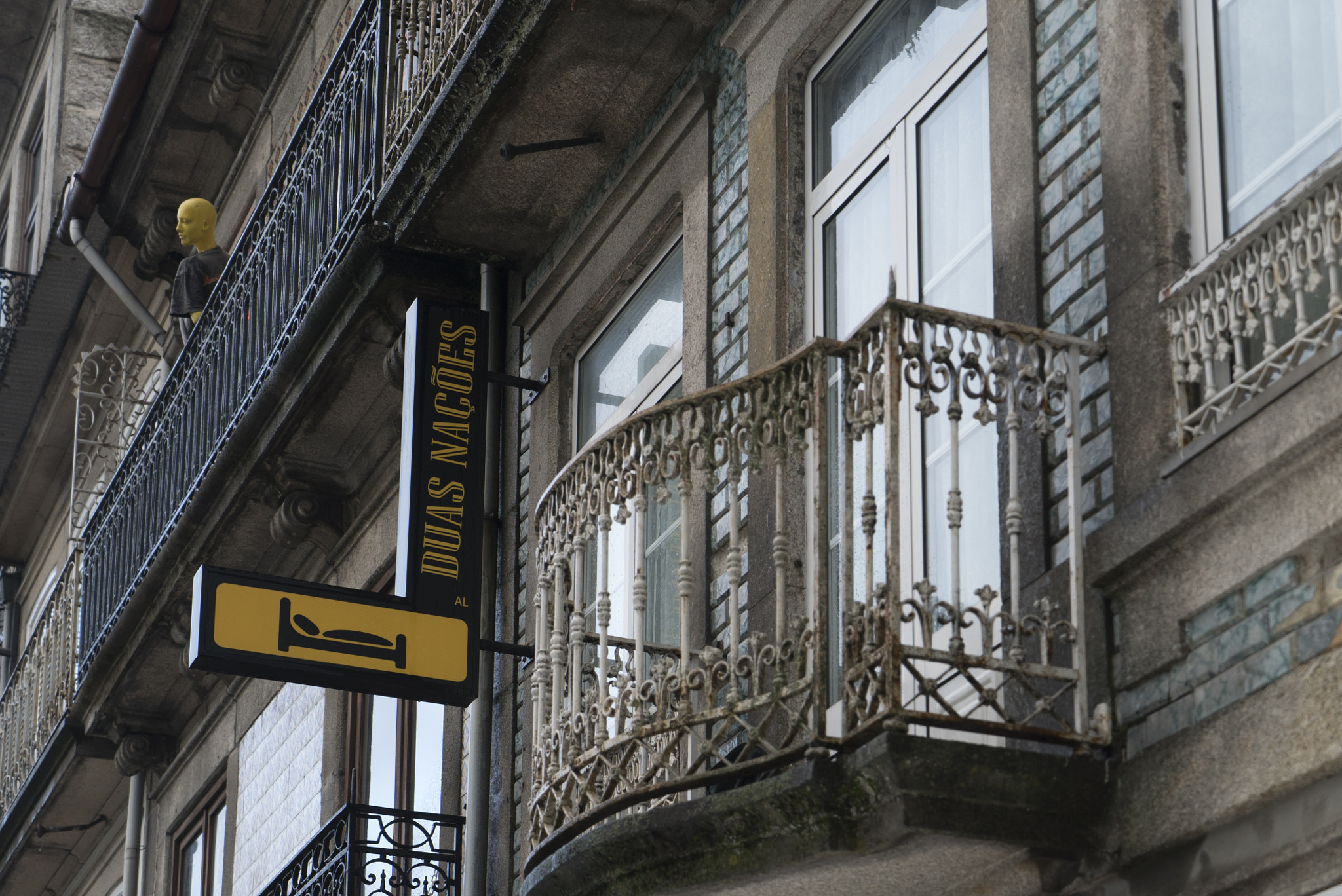 Sony a7S + Sony Vario Tessar T* FE 24-70mm F4 ZA OSS sample photo. Hostel in the old town of porto photography