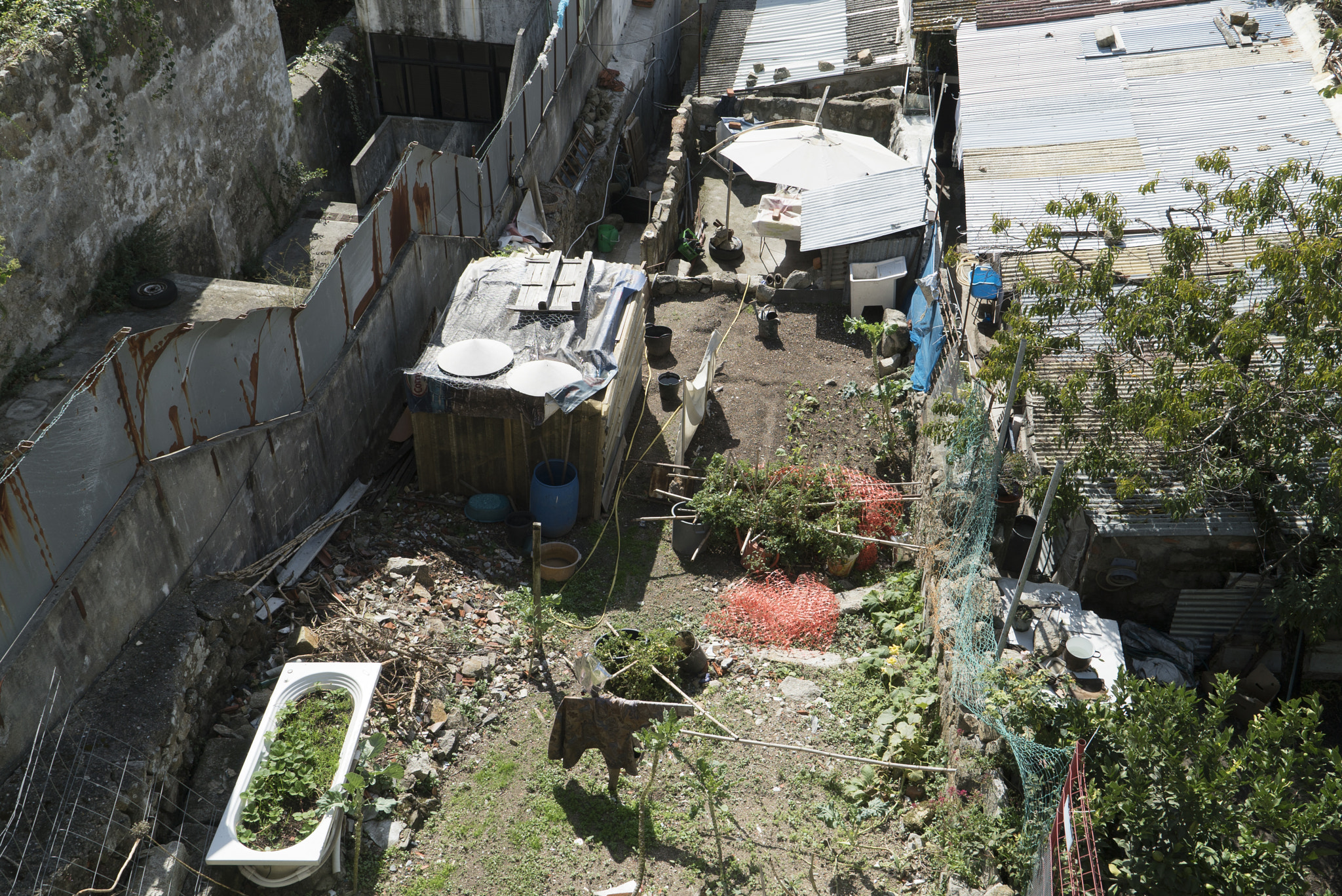 Sony a7S + Sony Vario Tessar T* FE 24-70mm F4 ZA OSS sample photo. Ilha working class neighbourhood photography