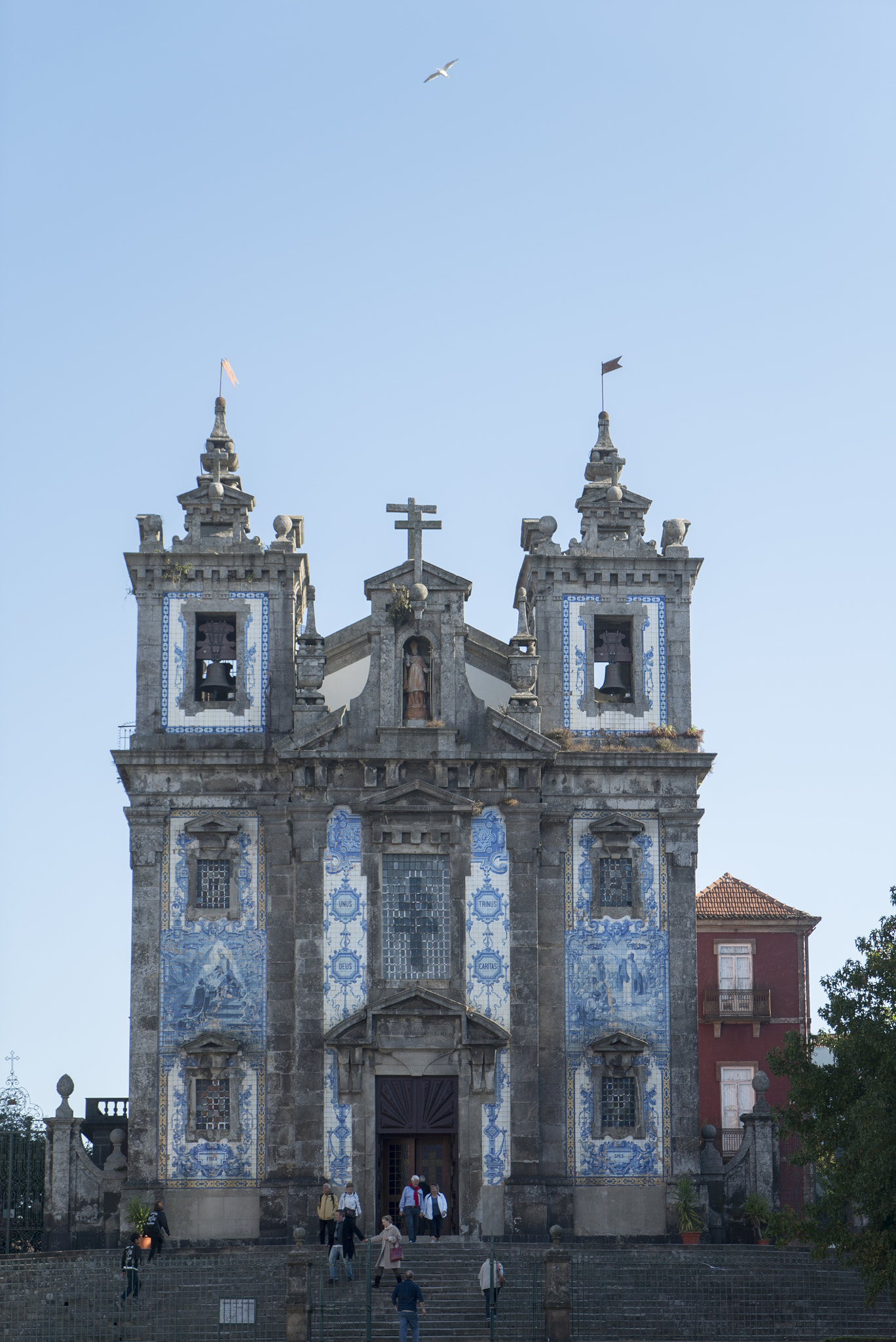 Sony a7S + Sony Vario Tessar T* FE 24-70mm F4 ZA OSS sample photo. Igreja paroquial de san ildefonso photography