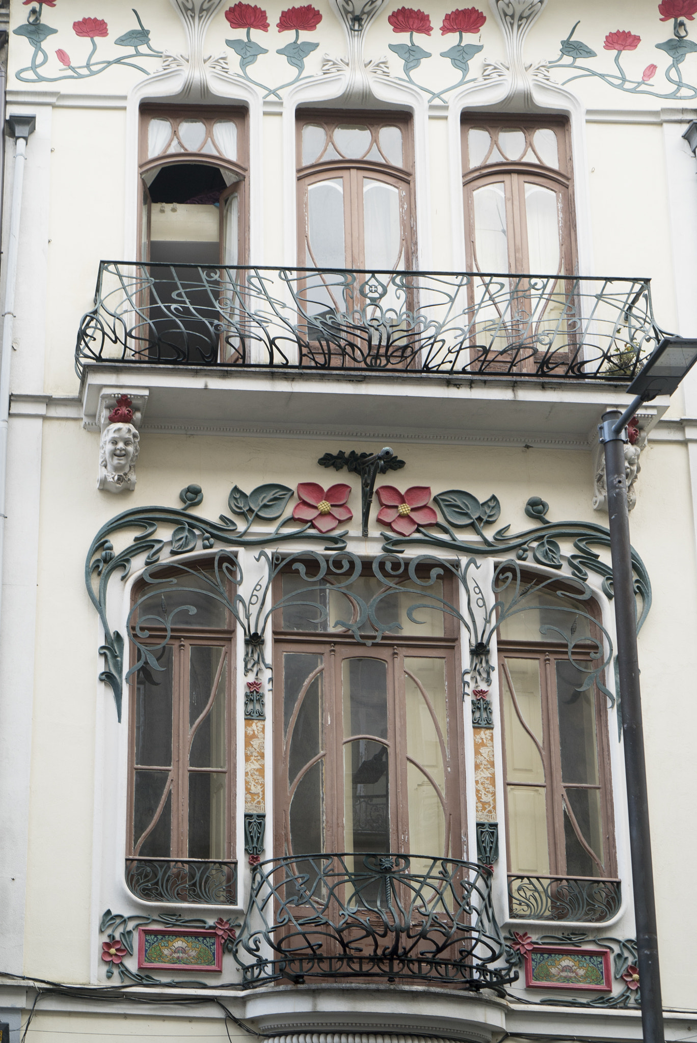 Sony a7S + Sony Vario Tessar T* FE 24-70mm F4 ZA OSS sample photo. Art nouveau facade in porto photography