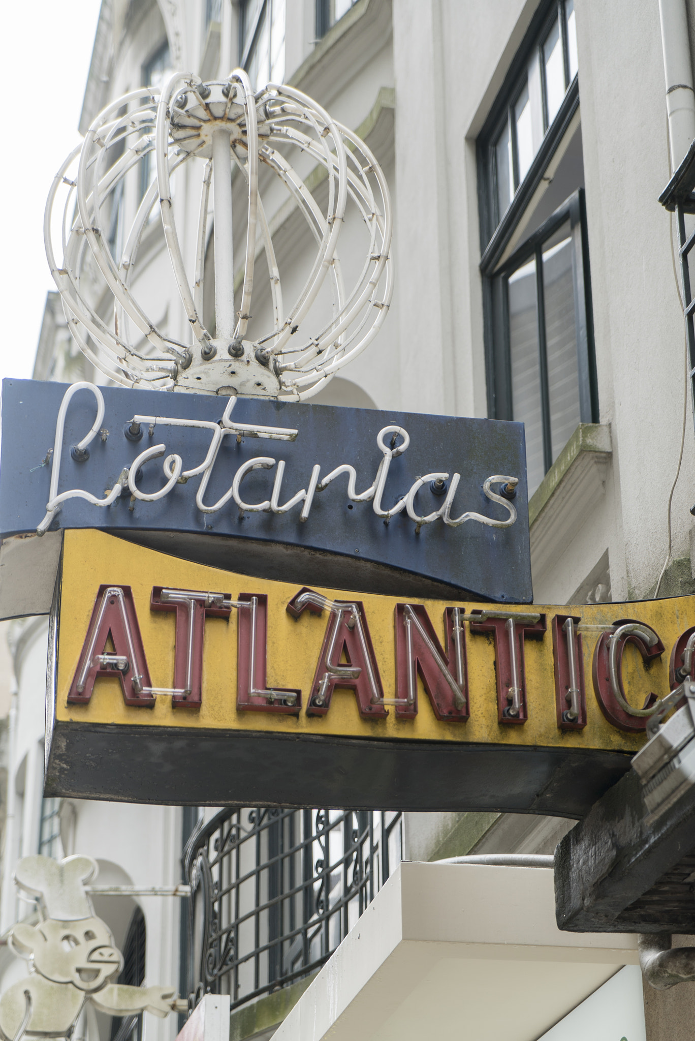 Sony a7S + Sony Vario Tessar T* FE 24-70mm F4 ZA OSS sample photo. Old town lane in porto photography