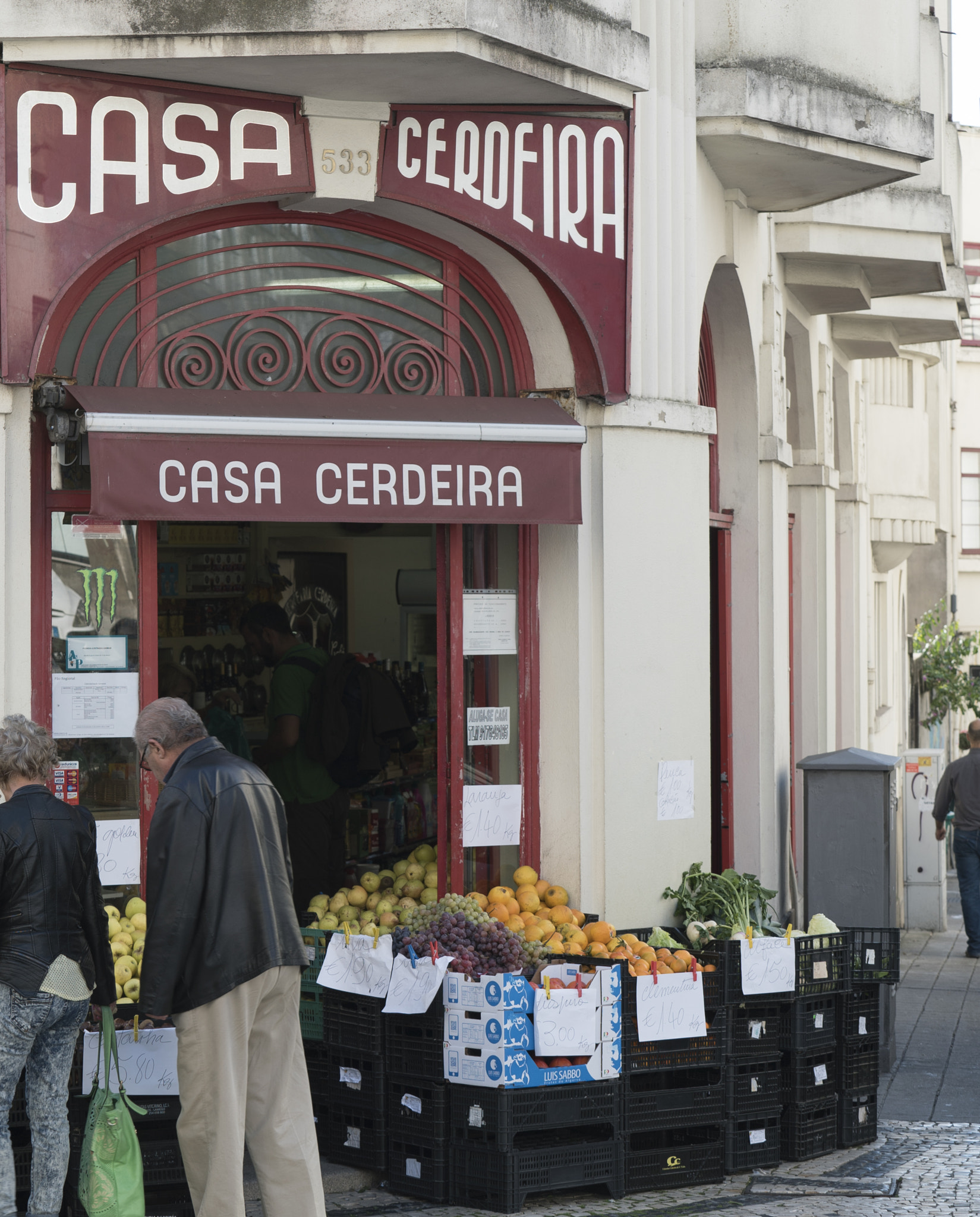 Sony a7S + Sony FE 70-200mm F4 G OSS sample photo. Traditional shop in porto photography