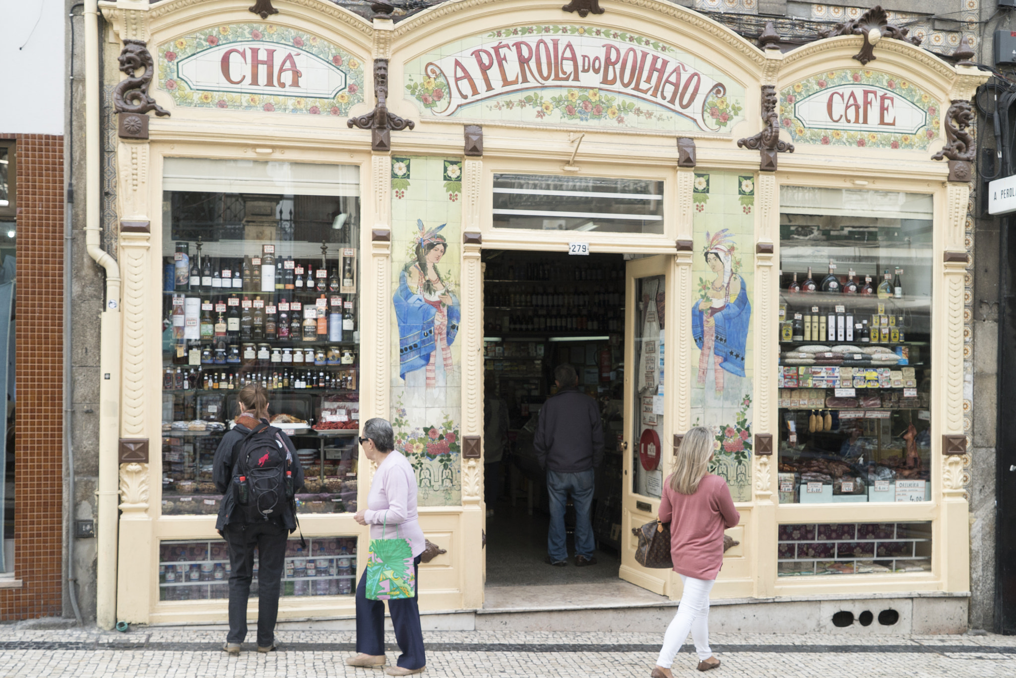 Sony a7S + Sony Vario Tessar T* FE 24-70mm F4 ZA OSS sample photo. Traditional shop in porto photography