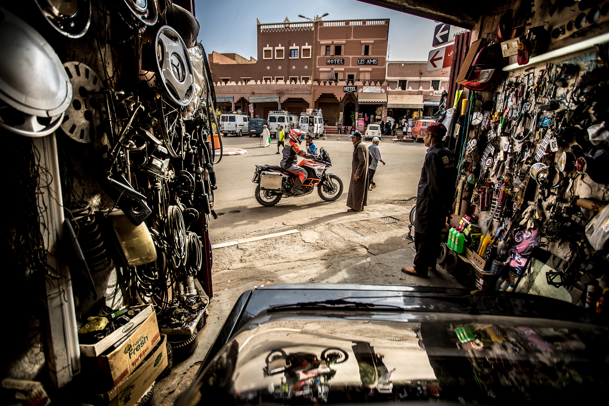 Canon EOS-1D X Mark II + Canon EF 16-35mm F2.8L II USM sample photo. The moroccan garage photography