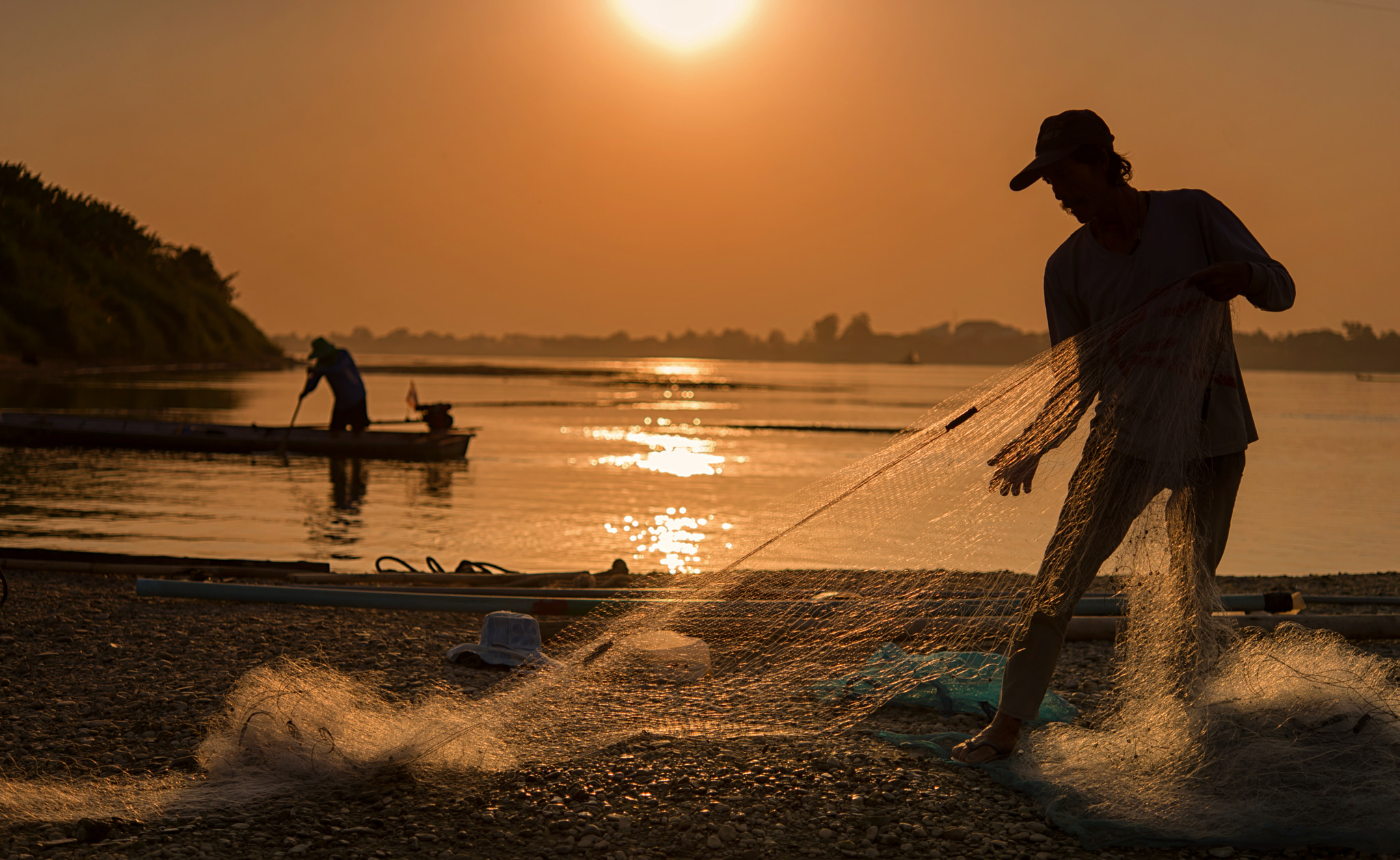 Nikon D610 + Nikon AF-S Micro-Nikkor 60mm F2.8G ED sample photo. Fishermen fishing at sunset,fishermen in thailand. photography