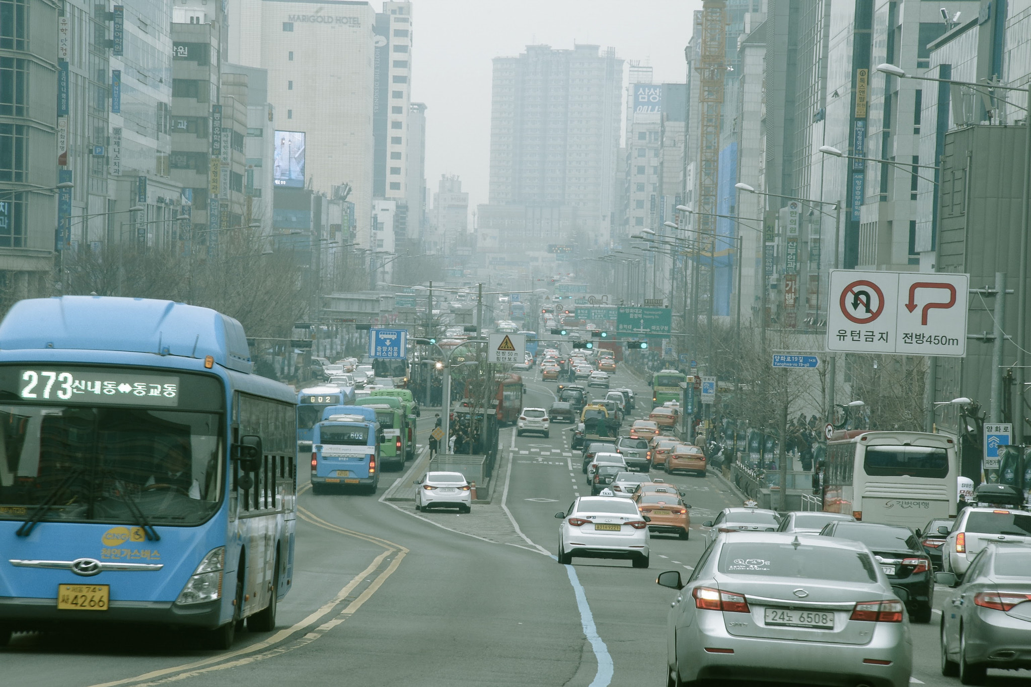 Pentax K-S2 + Sigma sample photo. Road photography