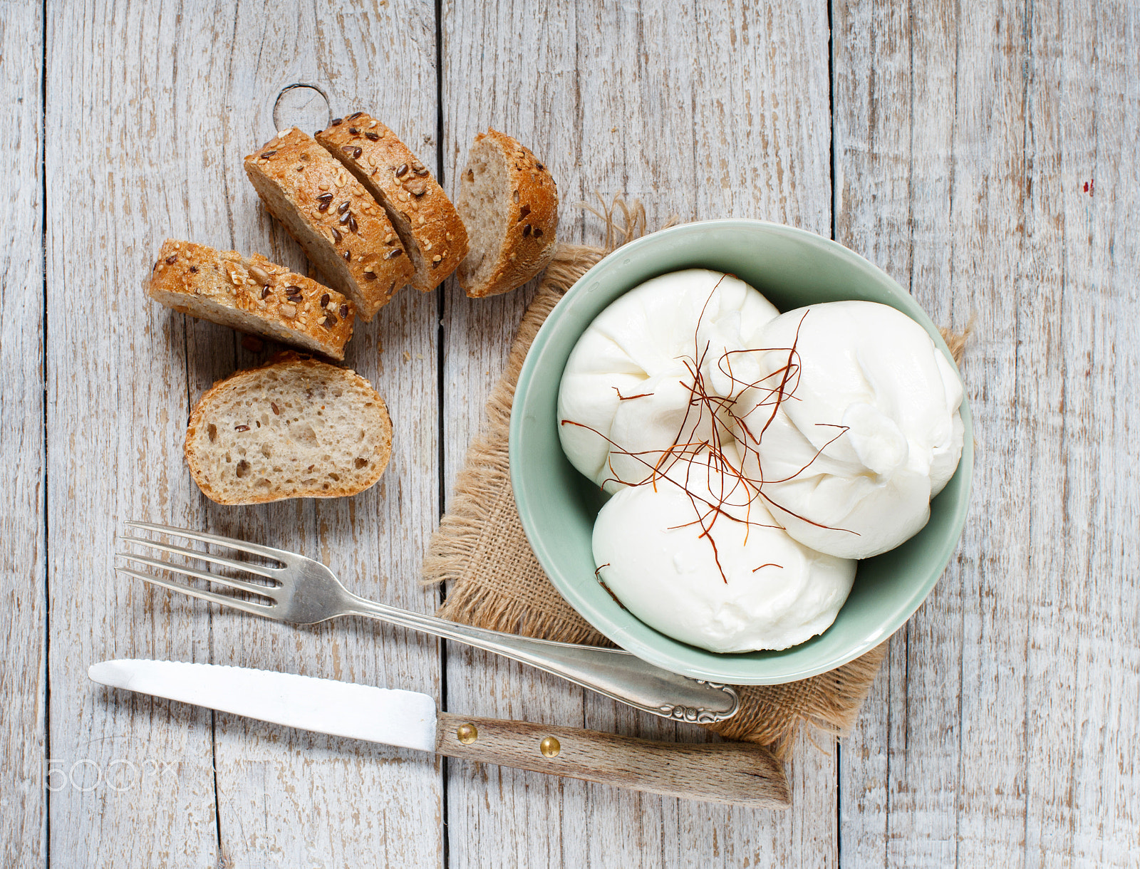 Canon EOS 650D (EOS Rebel T4i / EOS Kiss X6i) + Canon EF 50mm F1.2L USM sample photo. Italian cheese burrata photography