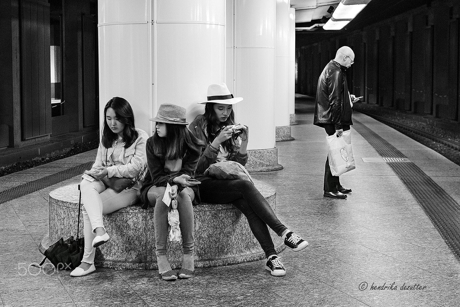 Nikon AF Nikkor 35mm F2D sample photo. Waiting for the train ... photography