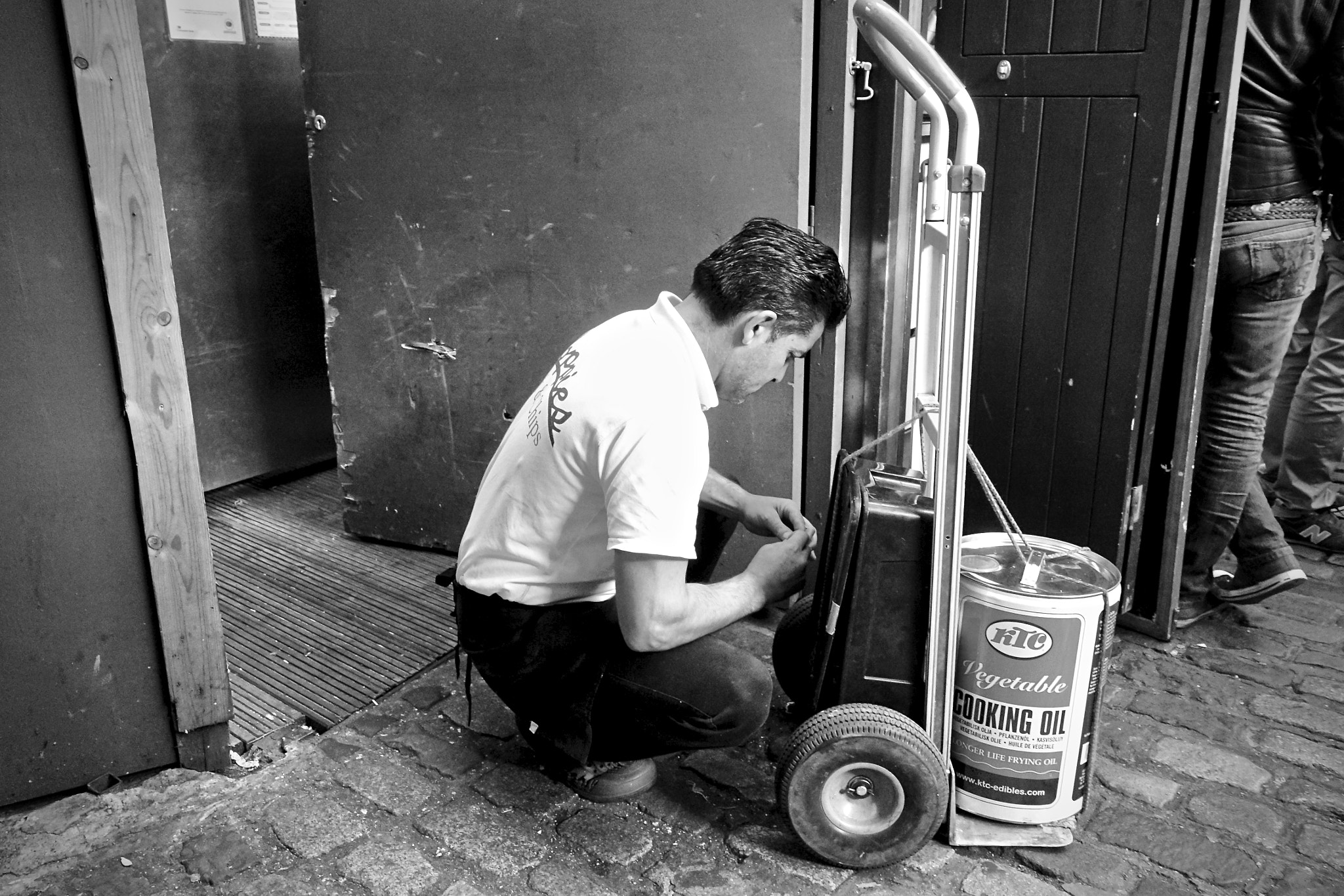 Sony Cyber-shot DSC-RX100 IV + Sony 24-70mm F1.8-2.8 sample photo. Camden market, camden town, london, uk. photography
