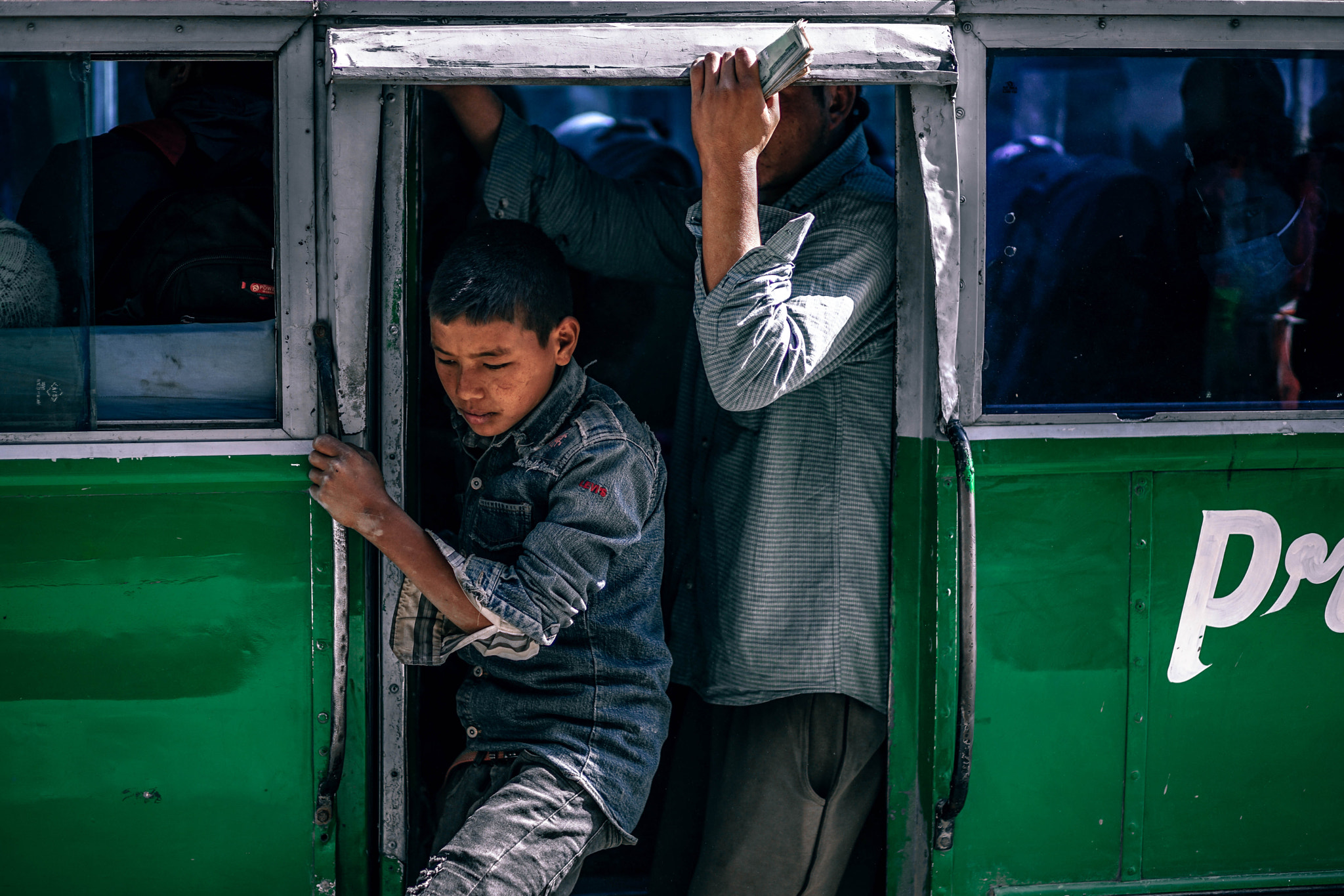 DT 85mm F1.8 SAM sample photo. Moving bus photography