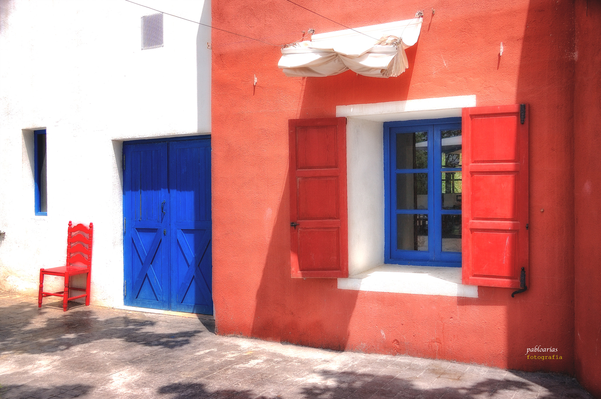 Nikon D50 sample photo. Rojo, azul y blanco photography