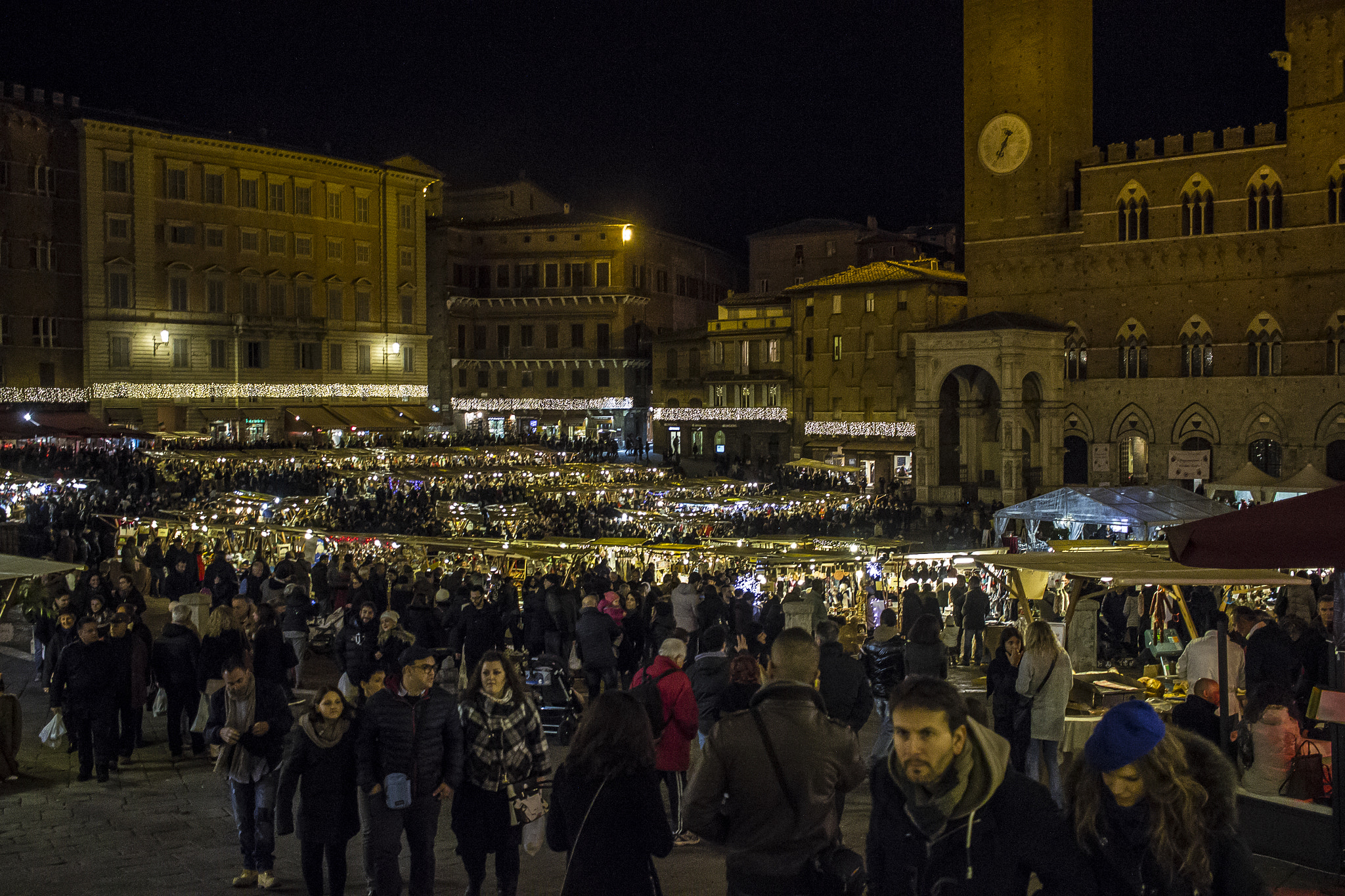 Canon EF-S 24mm F2.8 STM sample photo. Mercato nel campo photography