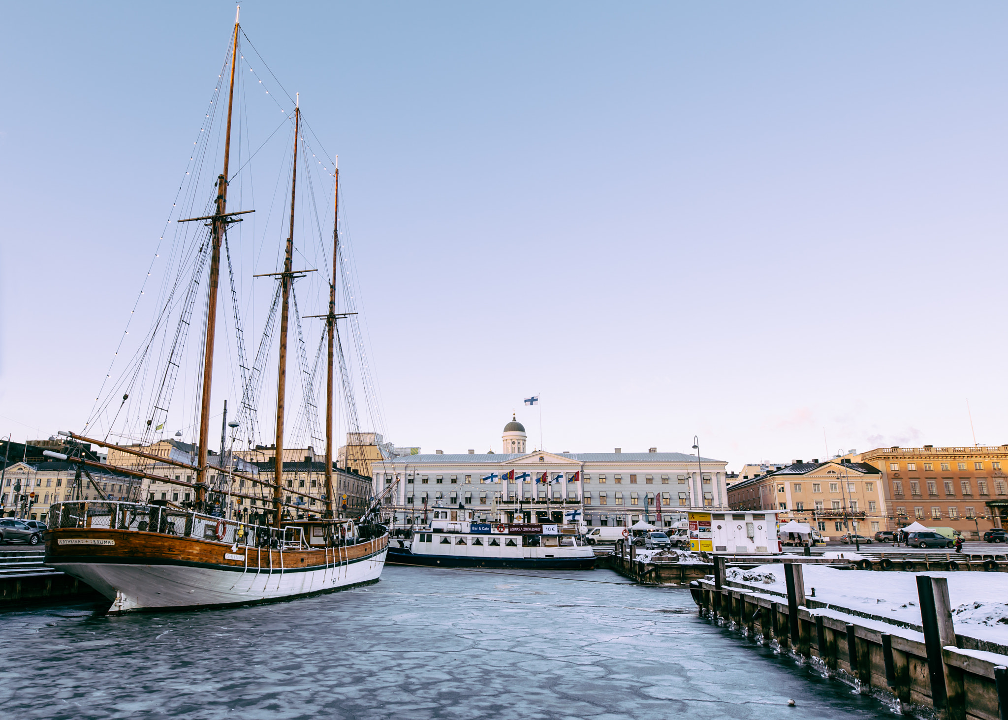 Canon EOS 6D + Sigma 20mm F1.4 DG HSM Art sample photo. Kauppatori - helsinki photography