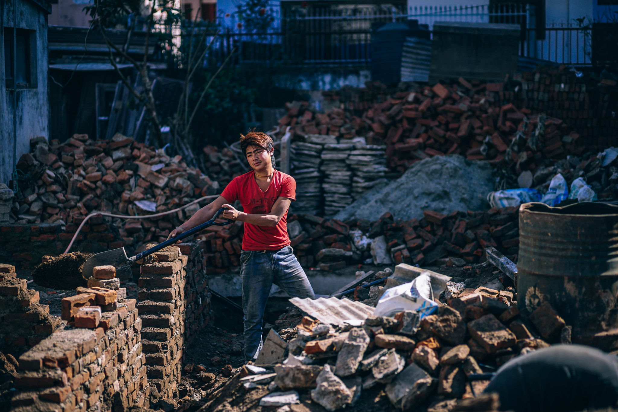 DT 85mm F1.8 SAM sample photo. Shovel work photography