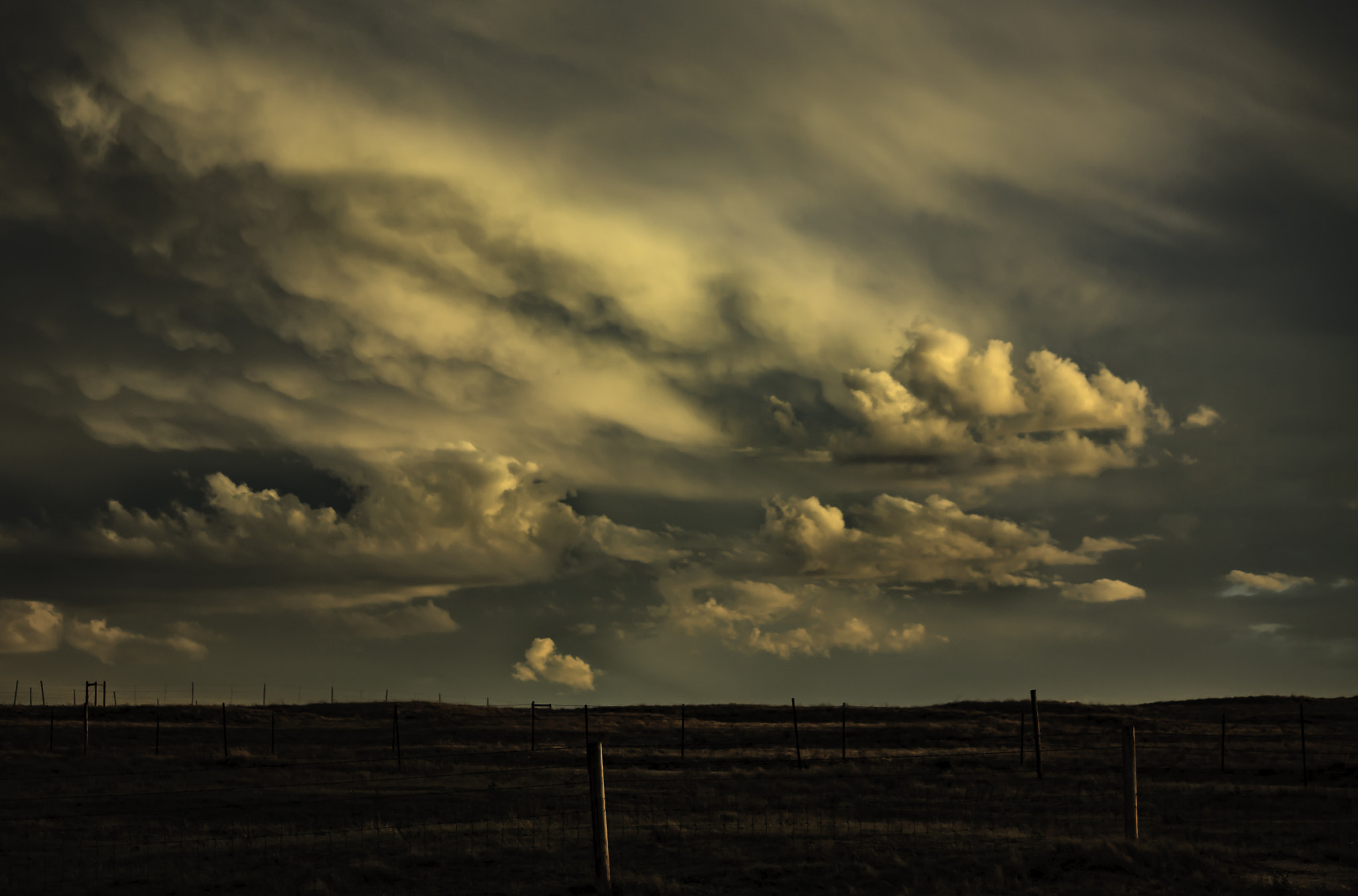 Canon EOS 450D (EOS Rebel XSi / EOS Kiss X2) sample photo. Clouds and prairie photography