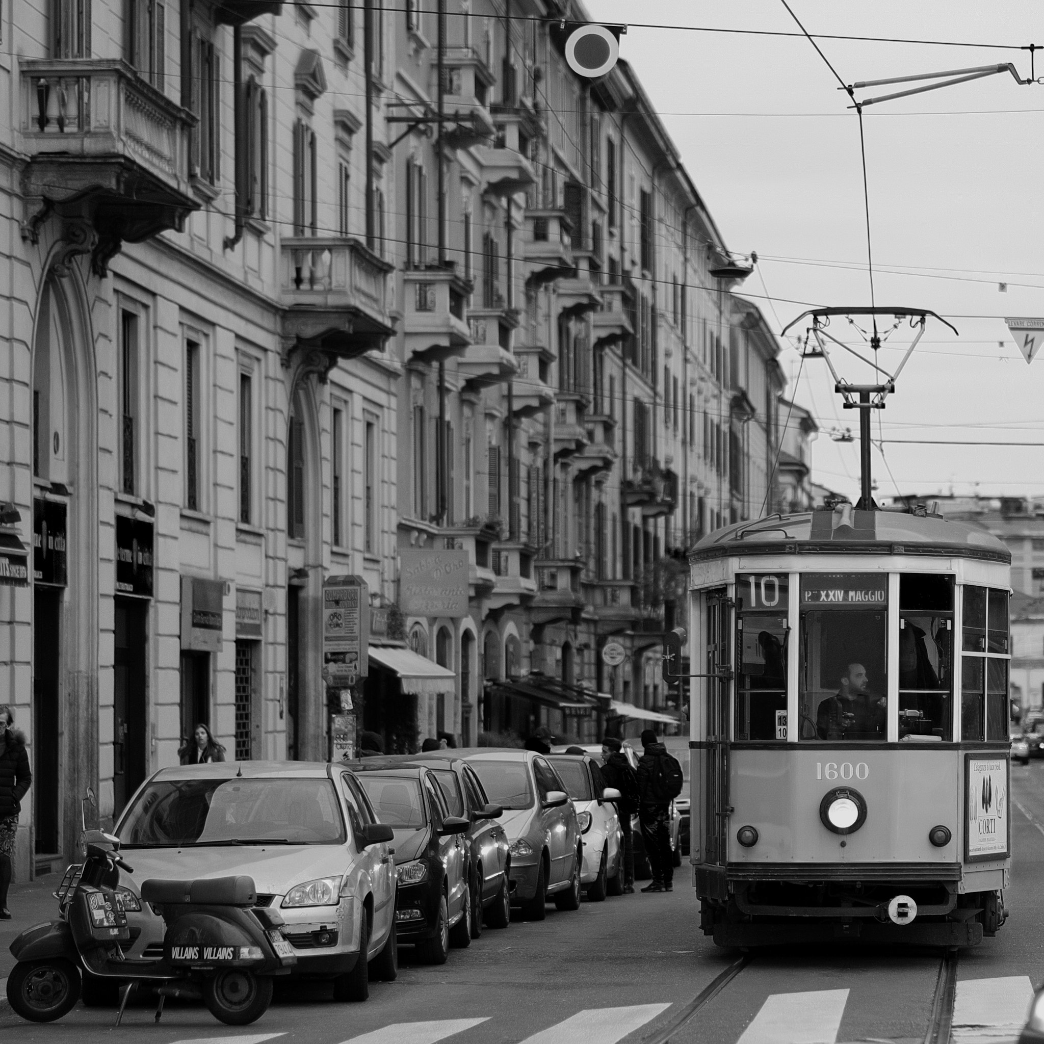 Fujifilm X-T10 + Fujifilm XF 56mm F1.2 R sample photo. Tram vespa photography