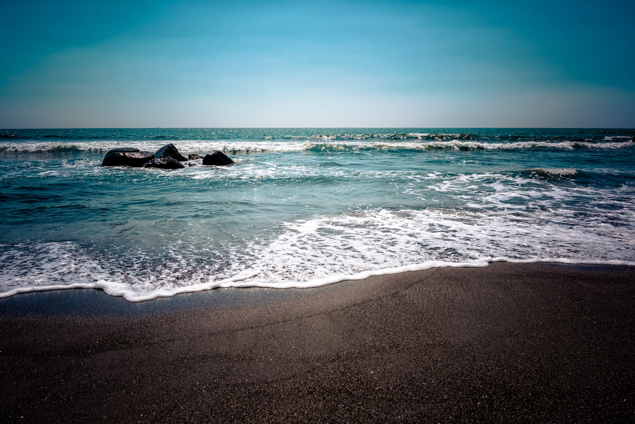 Nikon D810 + Nikon AF-S Nikkor 28mm F1.8G sample photo. Tabajando en la playa photography