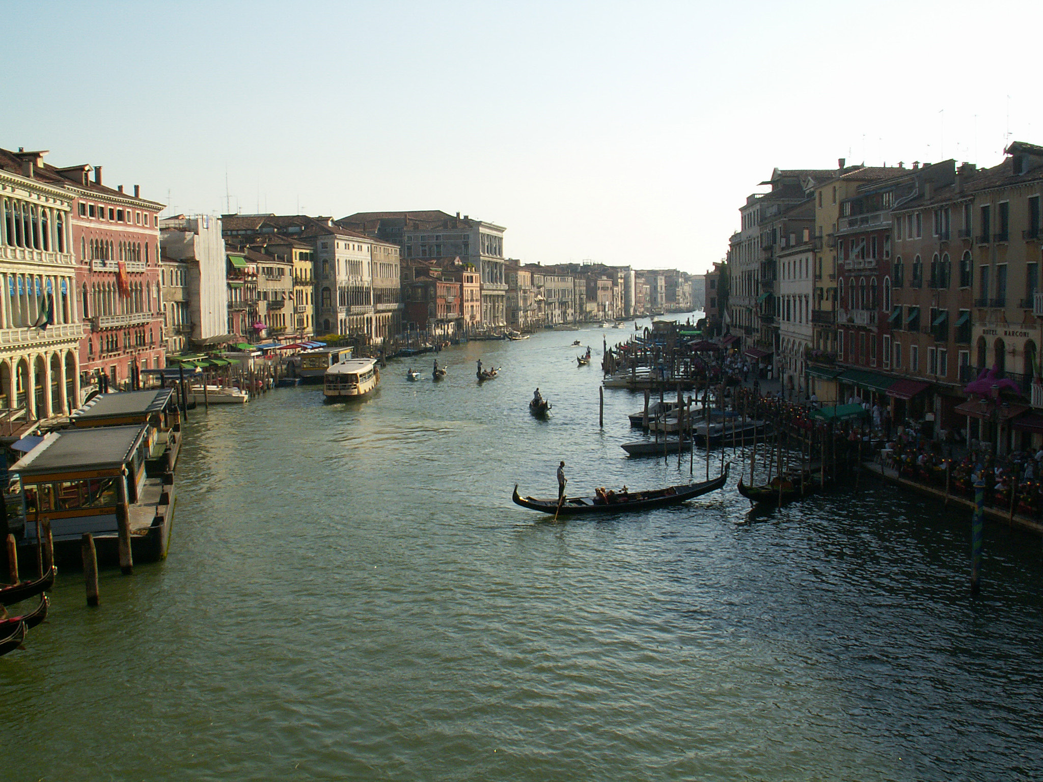 KONICA MINOLTA DiMAGE Z3 sample photo. In den straßen von venedig photography