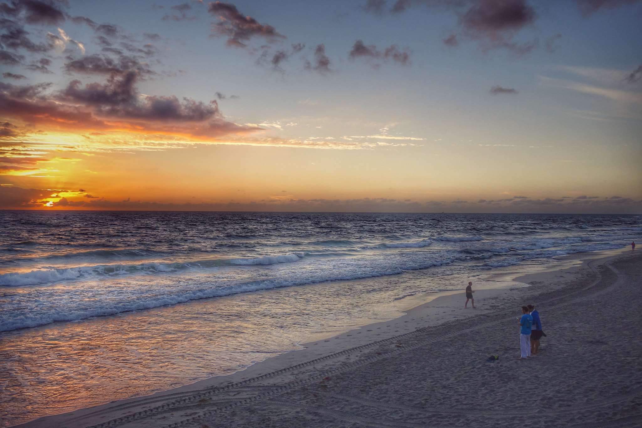Sony 28-100mm F1.8-4.9 sample photo. Watching the daybreak photography