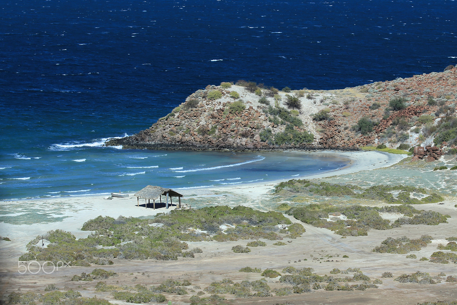 Canon EOS 6D + Canon EF 70-200mm F2.8L IS II USM sample photo. Une cabane sur la plage photography