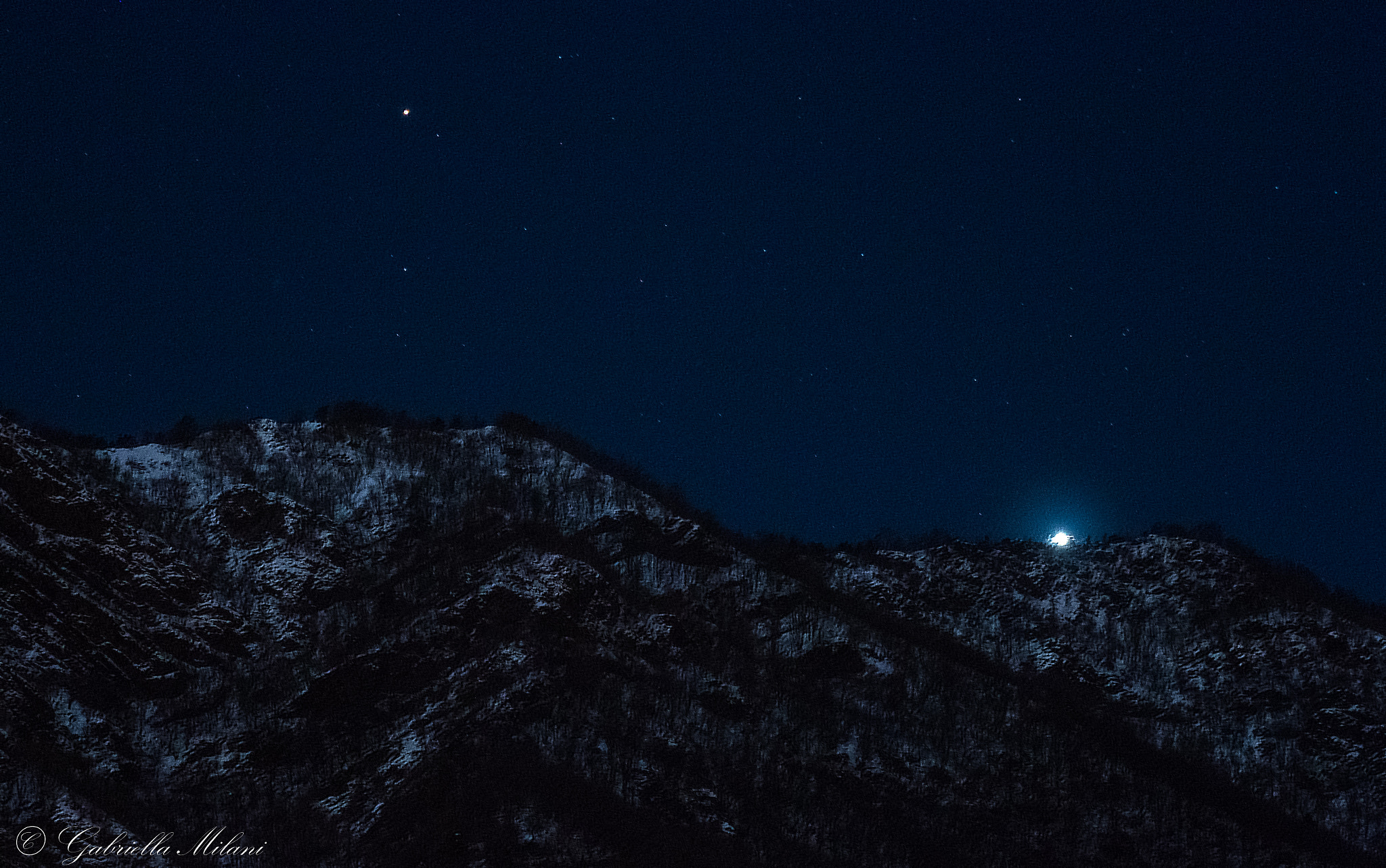 Canon EOS 70D + Tamron SP 70-300mm F4-5.6 Di VC USD sample photo. Venus setting behind the moonlit mountains, and mars top left photography