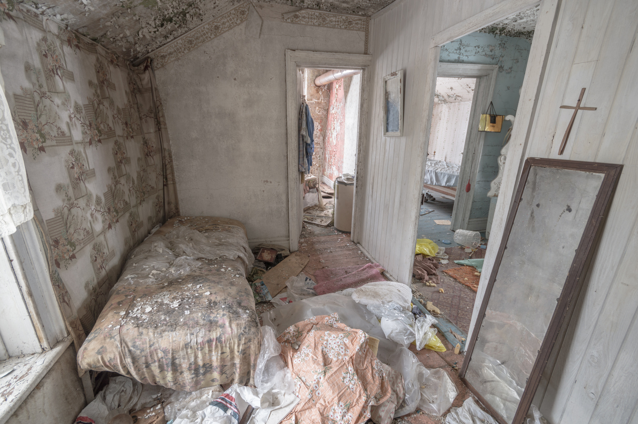 Sigma 10-20mm F4-5.6 EX DC HSM sample photo. Tight spaces in abandoned ontario house photography