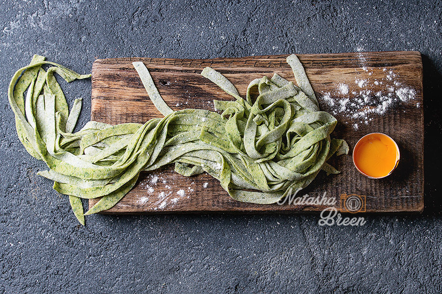 Canon EOS 700D (EOS Rebel T5i / EOS Kiss X7i) + Canon EF 70-200mm F4L IS USM sample photo. Fresh homemade green pasta tagliatelle photography