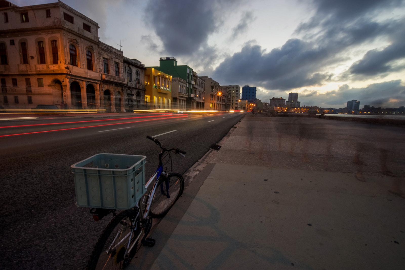 Sony a7 II + Sony Vario-Tessar T* FE 16-35mm F4 ZA OSS sample photo. Busy malecon photography