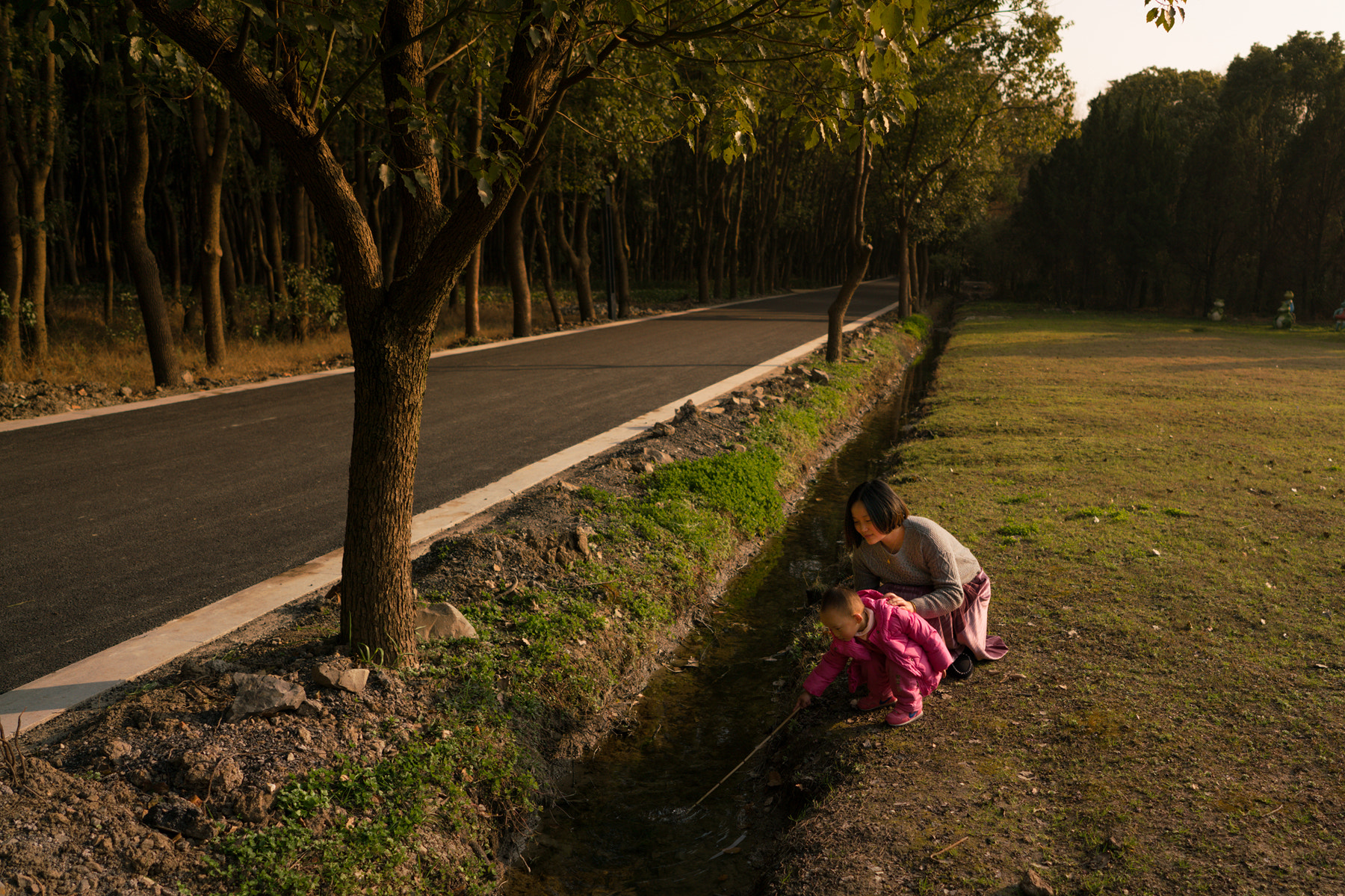 ZEISS Batis 25mm F2 sample photo. Mother and daughter photography