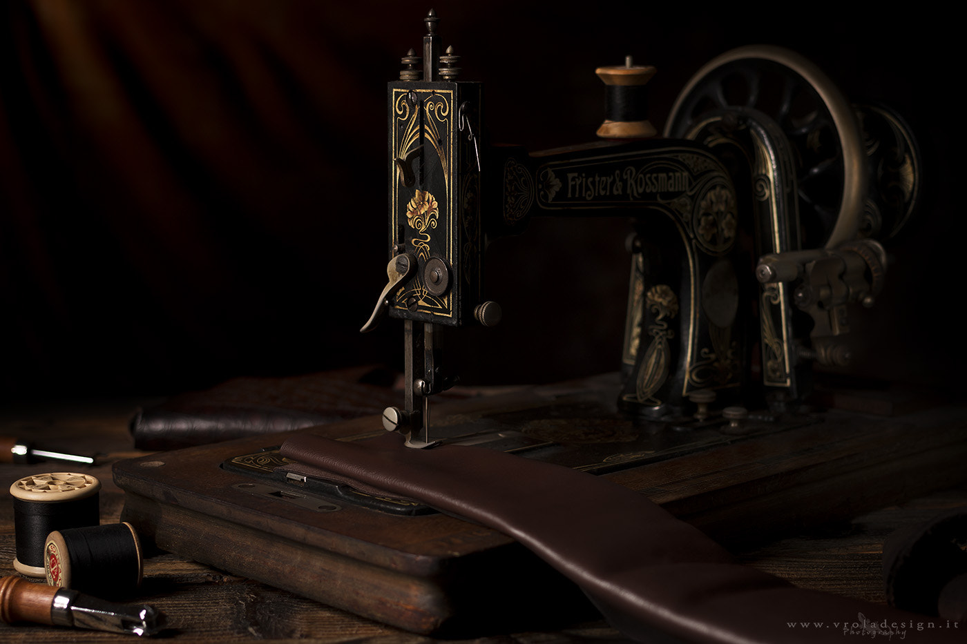Canon EOS 70D + Canon EF 40mm F2.8 STM sample photo. Old sewing machine photography