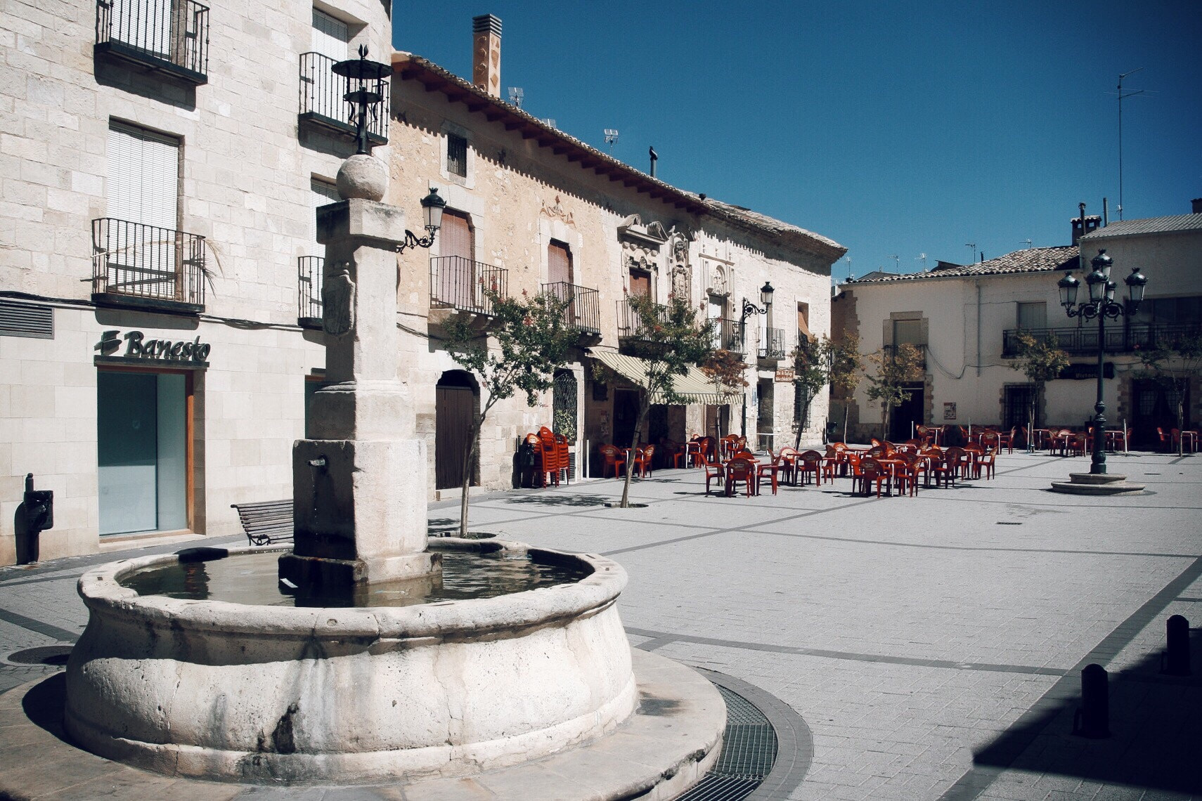Canon EOS 400D (EOS Digital Rebel XTi / EOS Kiss Digital X) sample photo. Just after noon, siesta time, no one to serve us a cold drink in this charming little town in spain photography
