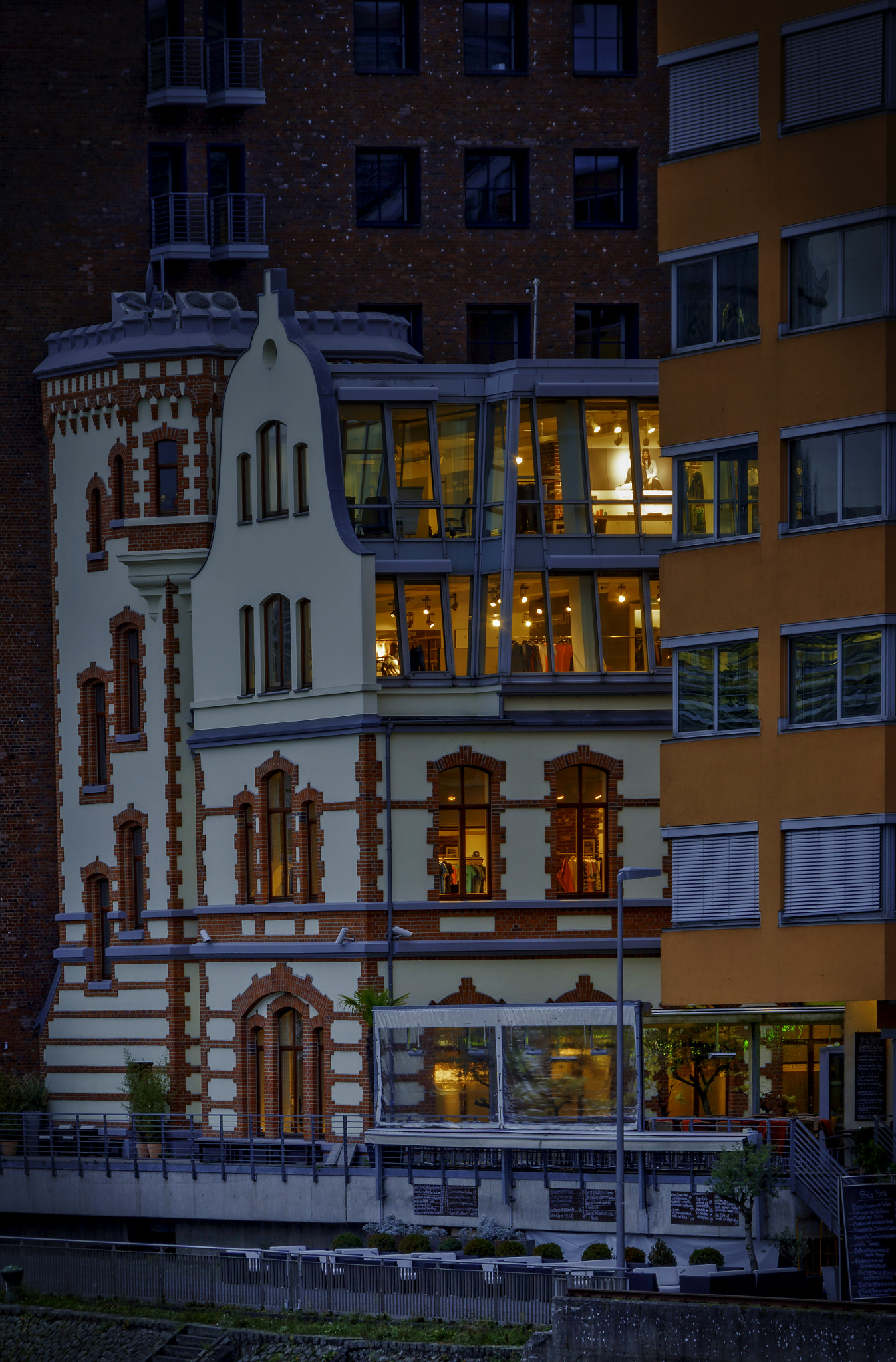 Sigma 18-250mm F3.5-6.3 DC OS HSM sample photo. Nightshopping in düsseldorf photography