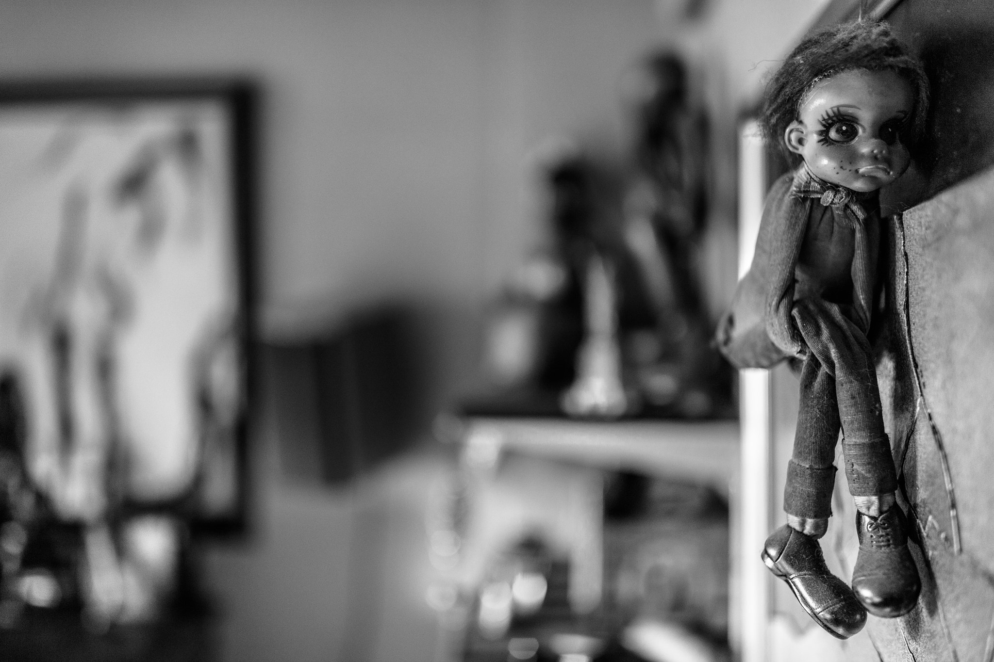 Canon EF 35mm F1.4L II USM sample photo. Muñeco antiguo bokeh black & white photography