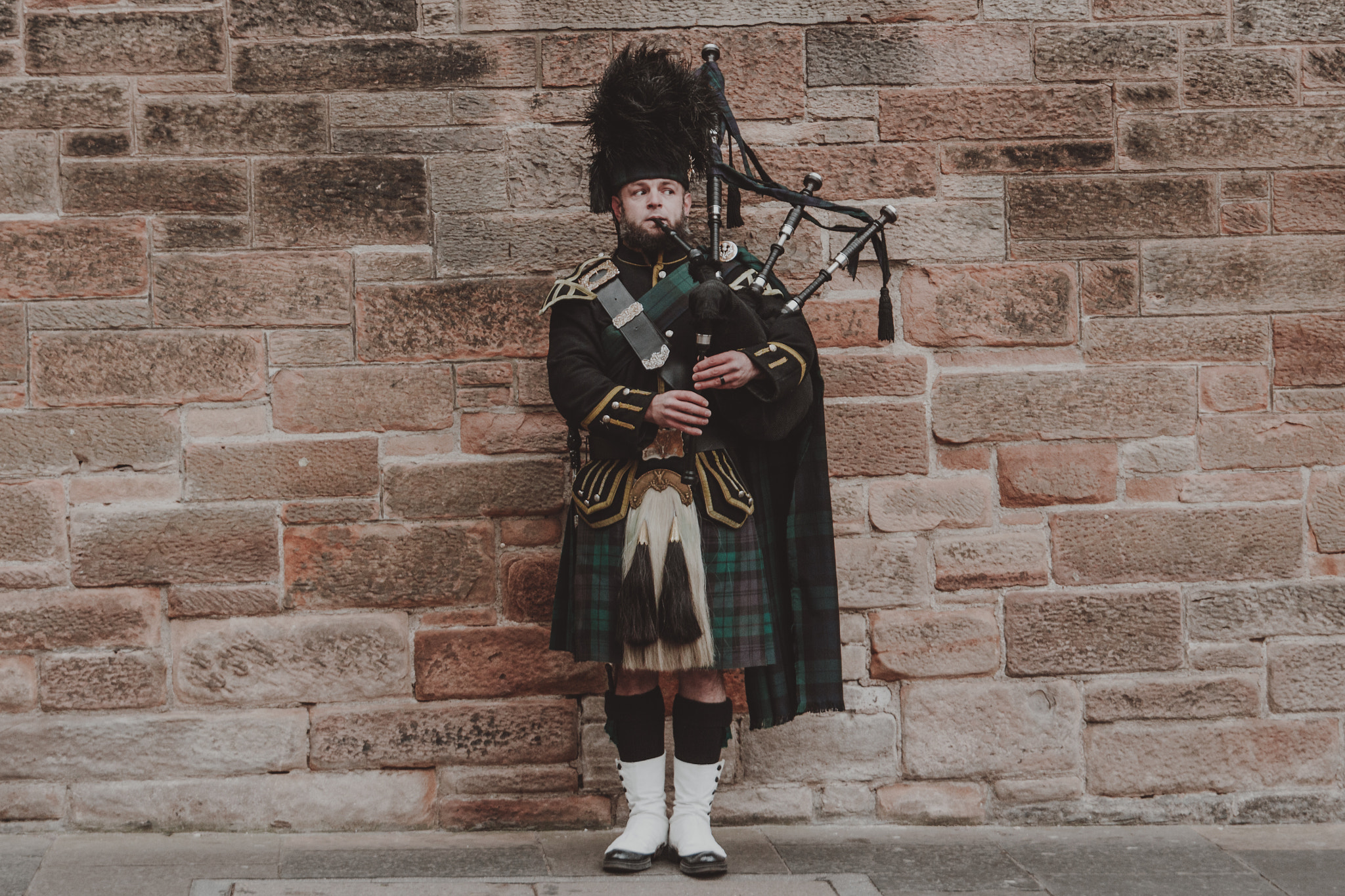 Canon EOS 650D (EOS Rebel T4i / EOS Kiss X6i) sample photo. Skeptical scottish bagpiper photography