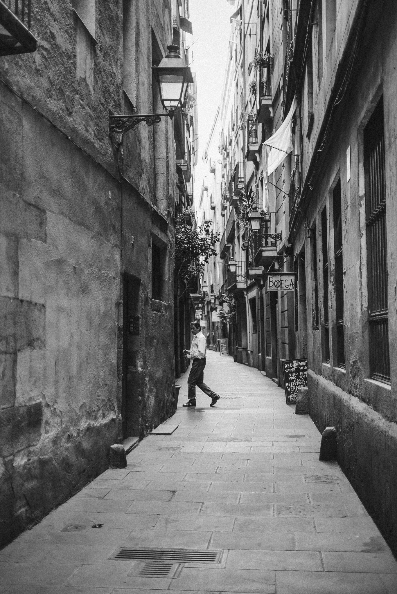 Nikon D610 + Nikon AF-S DX Nikkor 35mm F1.8G sample photo. Barcelona in black and white photography