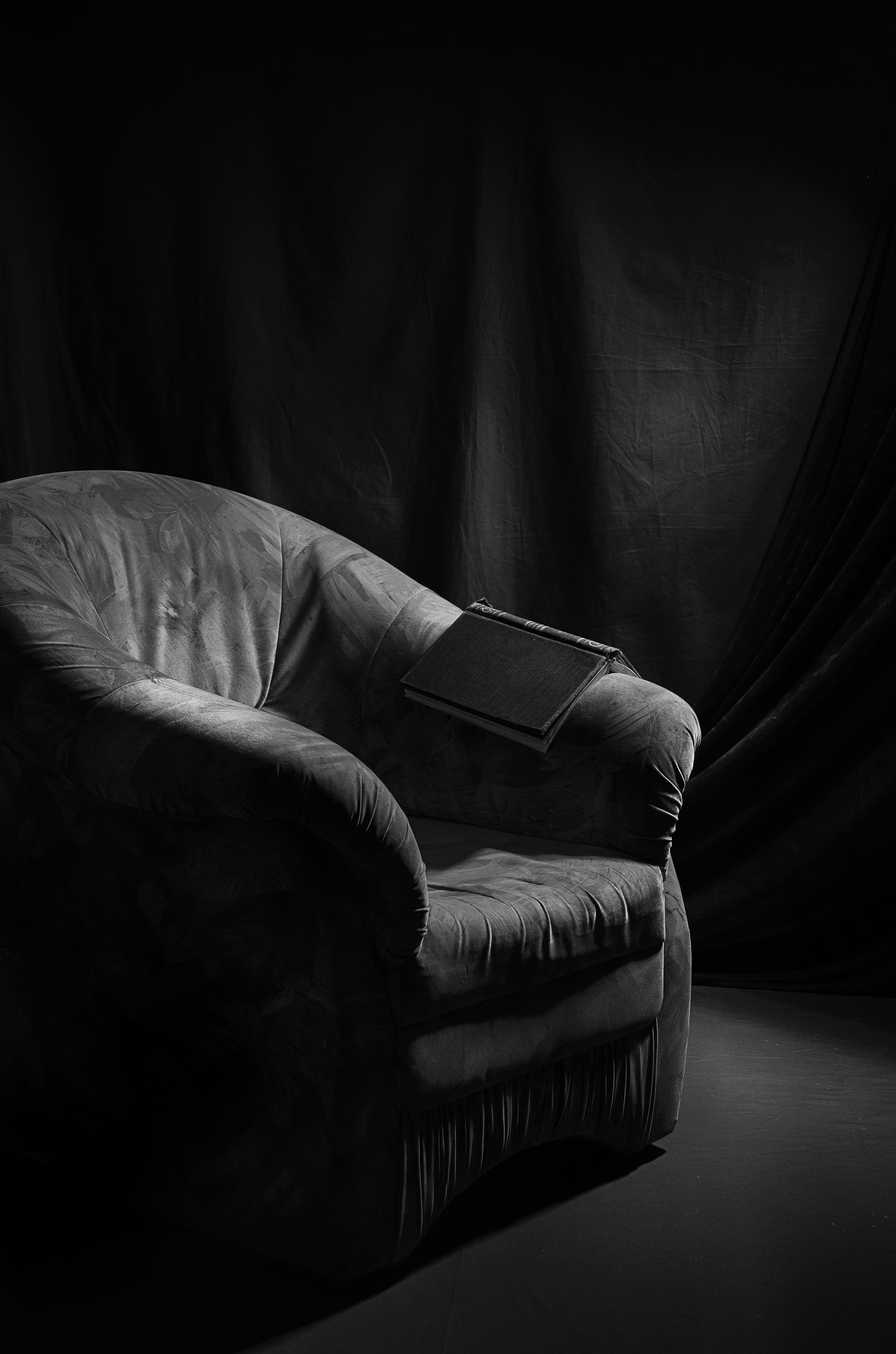 Nikon D5100 + Nikon AF-S DX Nikkor 16-85mm F3.5-5.6G ED VR sample photo. Old chair and a book. photography