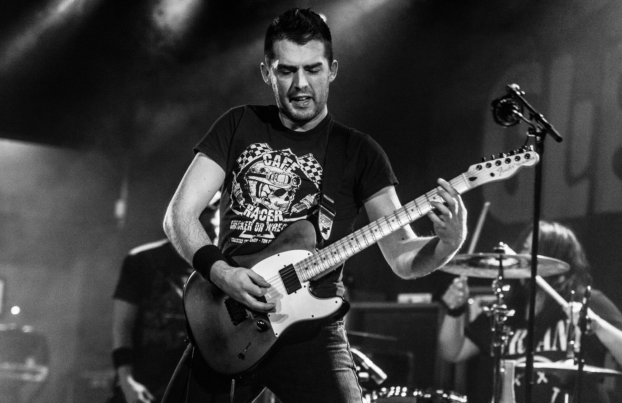 Canon EOS-1D Mark III sample photo. Guitarist photography