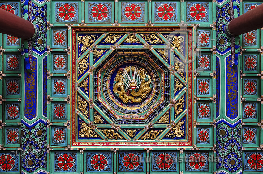 Pentax smc DA* 16-50mm F2.8 ED AL (IF) SDM sample photo. Detail of the ceiling. miaoying temple. beijing. photography
