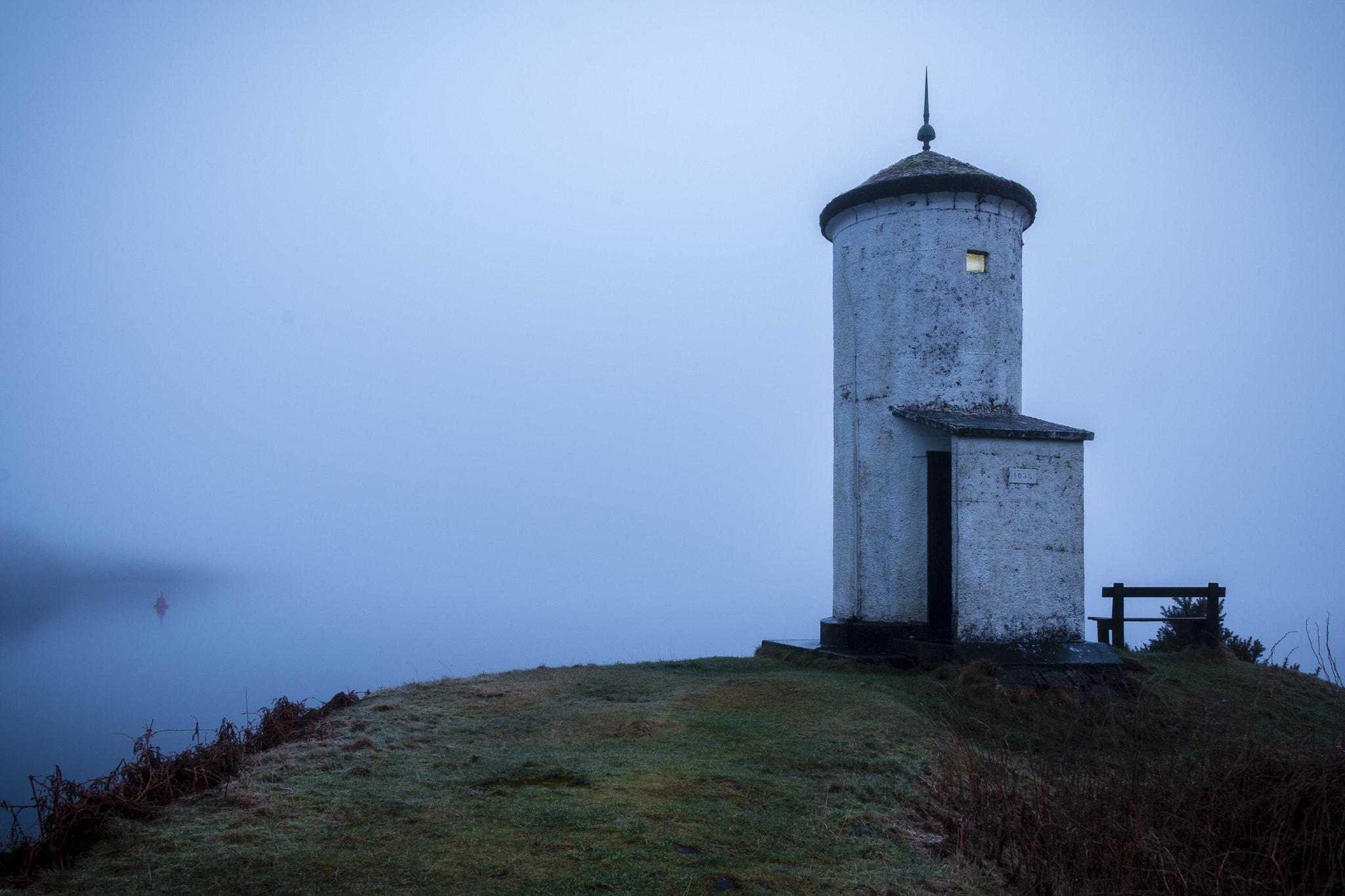 Canon EOS 70D + Canon EF-S 18-135mm F3.5-5.6 IS USM sample photo. Lighthouse in the mist photography
