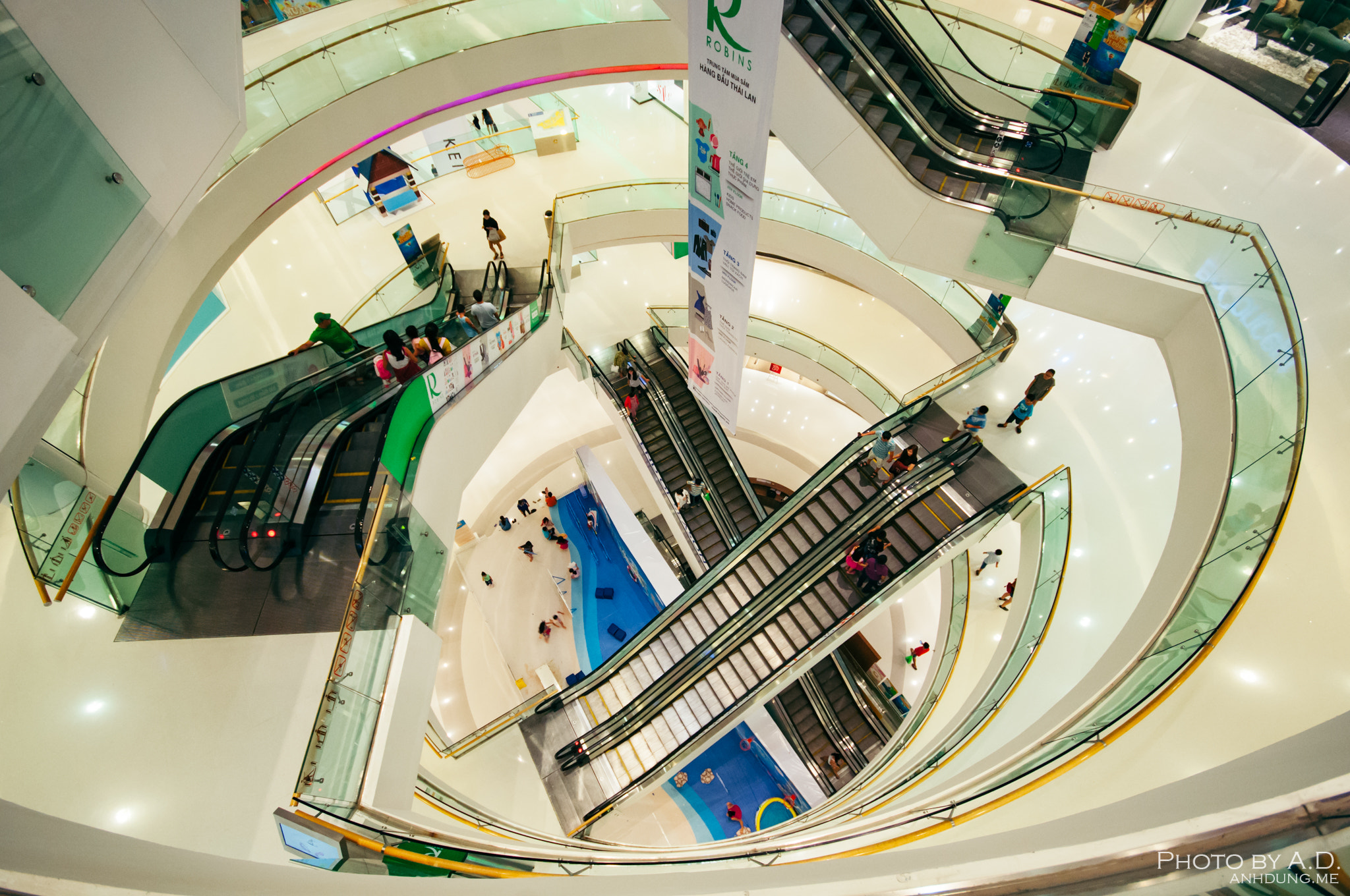 Sigma 10-20mm F4-5.6 EX DC HSM sample photo. Crescent mall photography