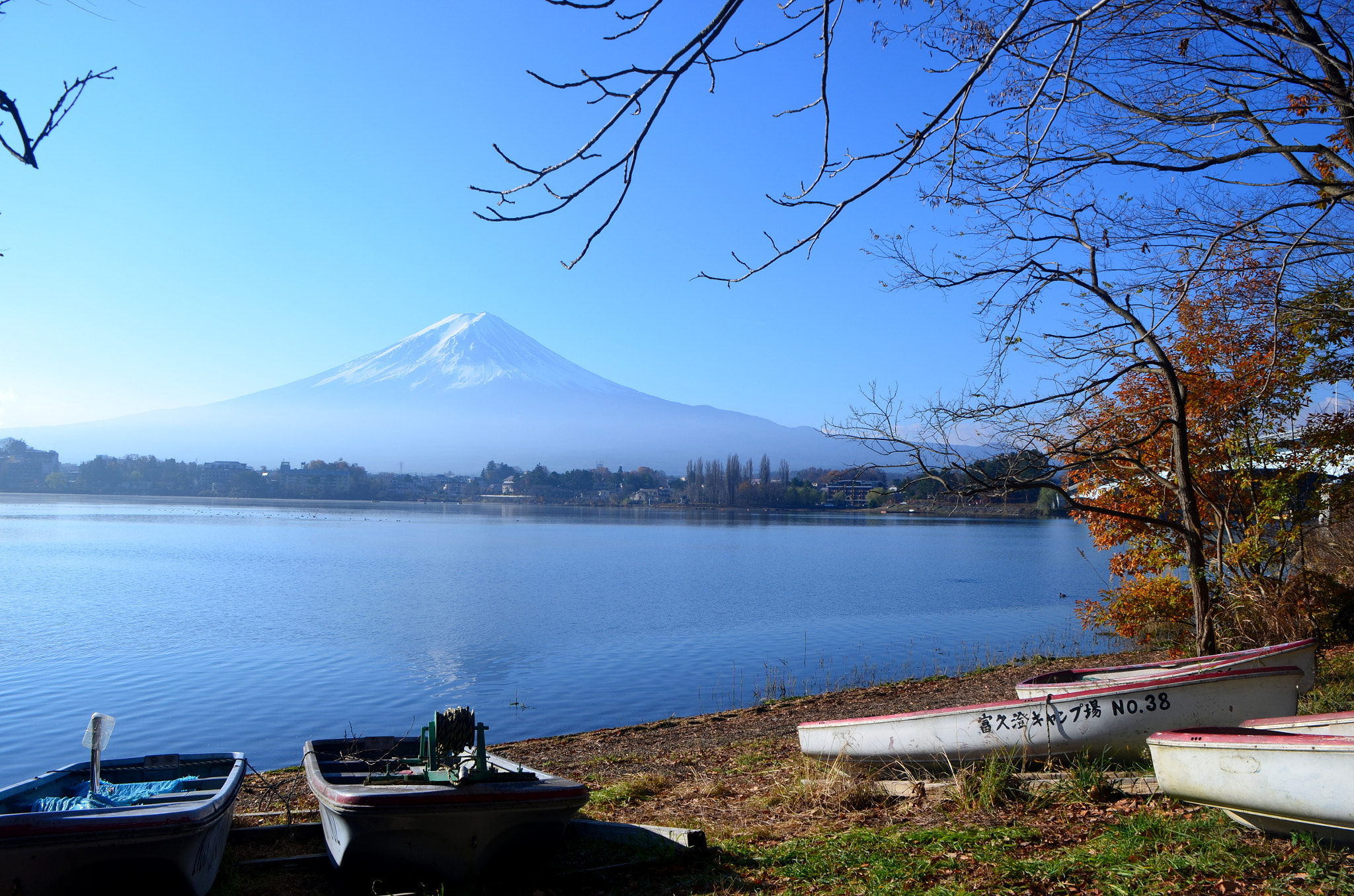 Nikon D5100 + Tamron AF 18-270mm F3.5-6.3 Di II VC LD Aspherical (IF) MACRO sample photo. Mount fuji view with reflections on the lake photography