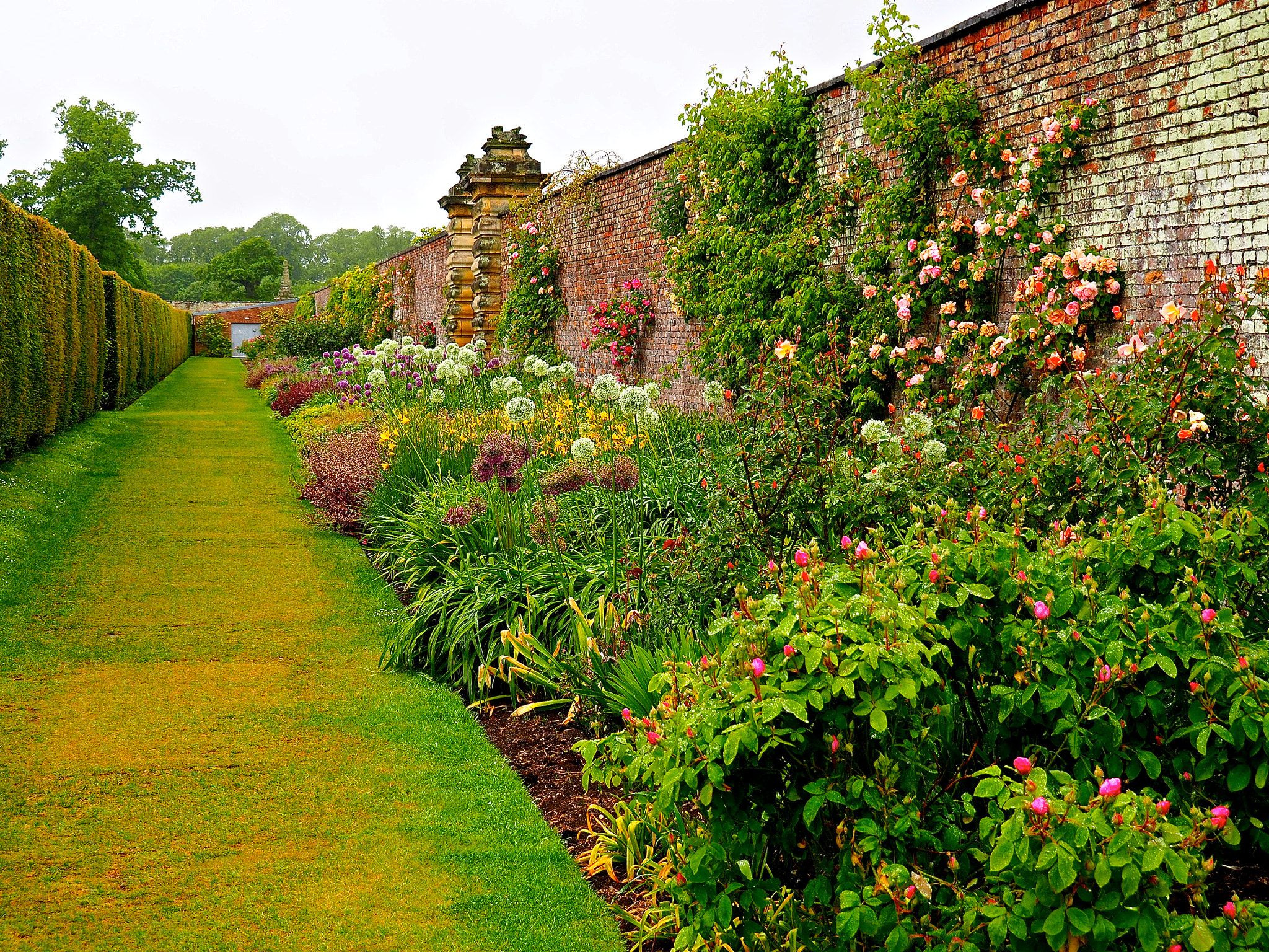 Olympus M.Zuiko Digital ED 14-150mm F4-5.6 sample photo. Beautiful english garden photography