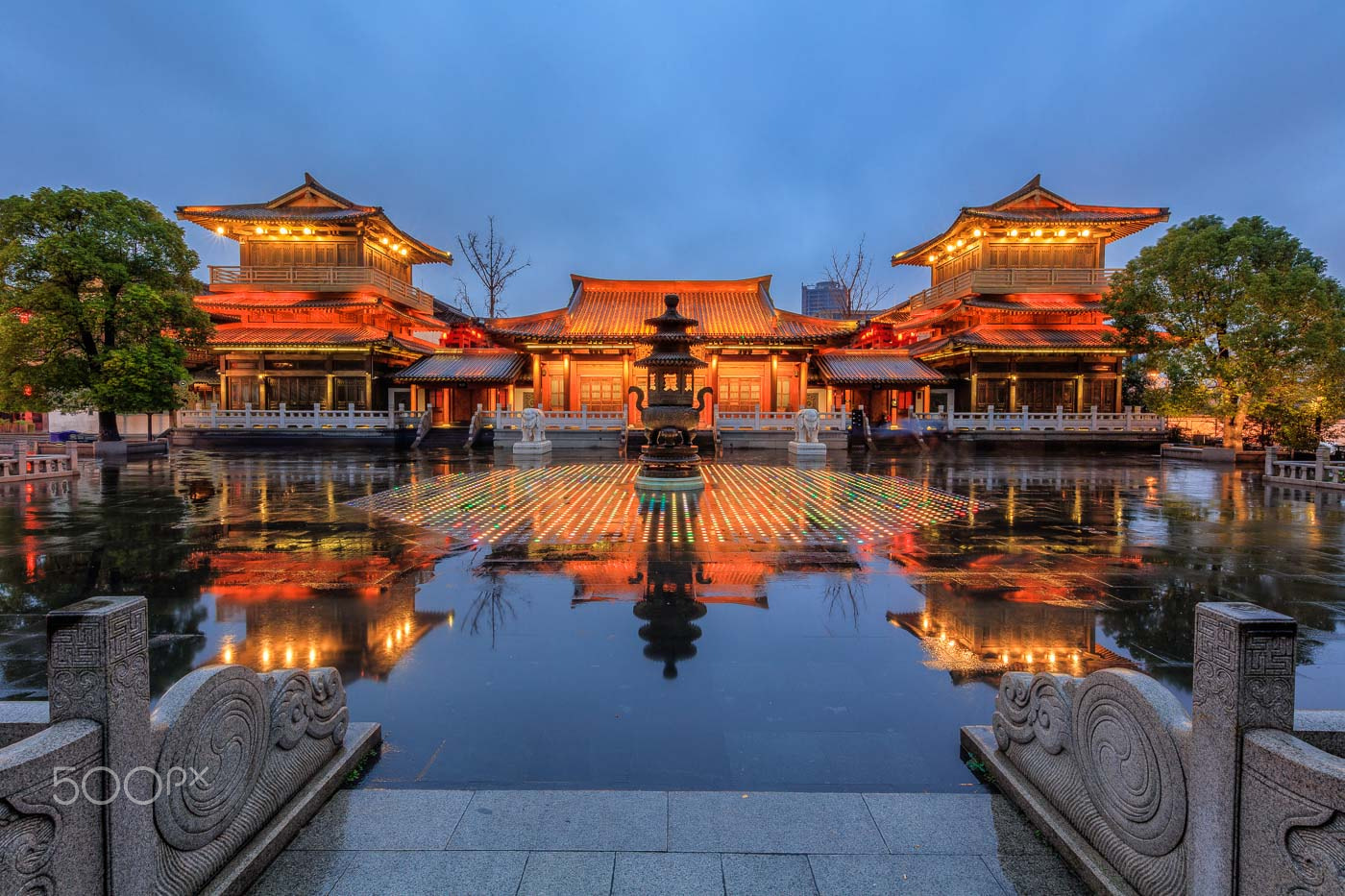 Canon EOS 5DS R + Canon EF 11-24mm F4L USM sample photo. Xiangji temple in rainy night photography