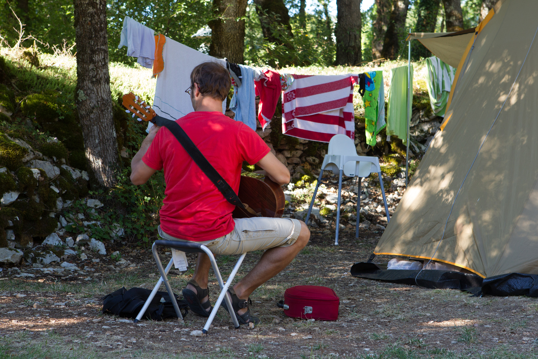 Canon EOS-1D Mark IV sample photo. Man playing guitar by a tent photography