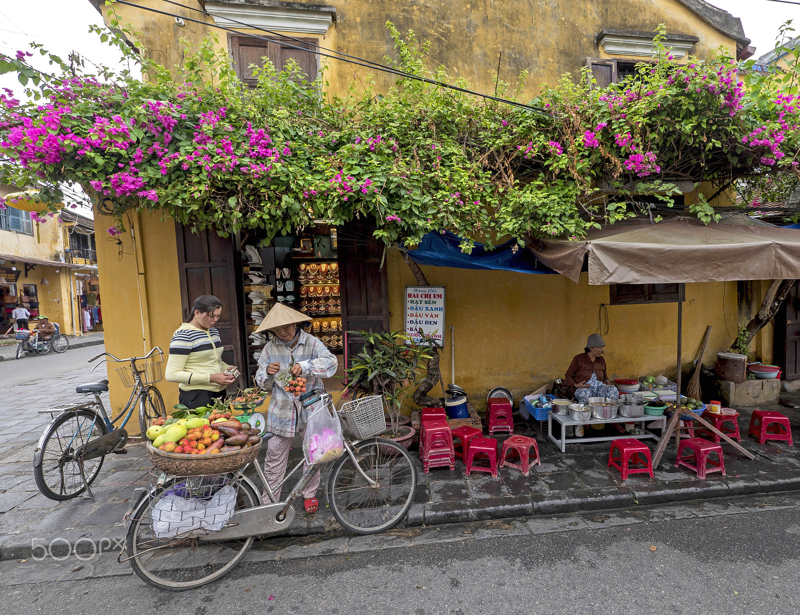 Panasonic Lumix DMC-GX8 + Panasonic Lumix G Vario 7-14mm F4 ASPH sample photo. Venta de frutas photography
