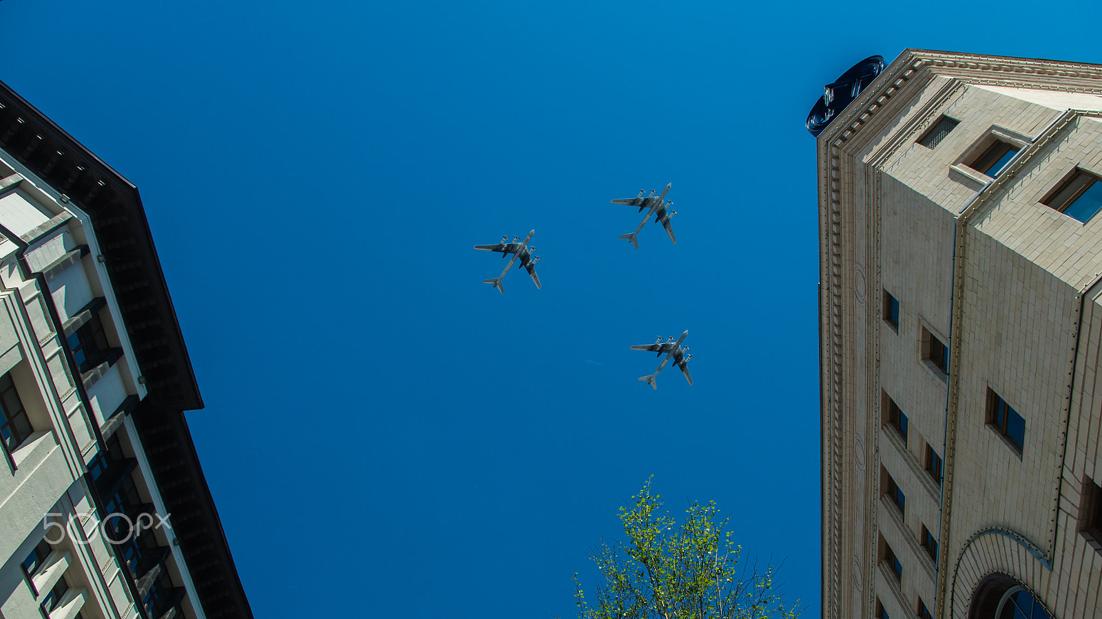 Pentax K-5 II + smc PENTAX-DA L 18-55mm F3.5-5.6 sample photo. Three aircraft flying over the city photography