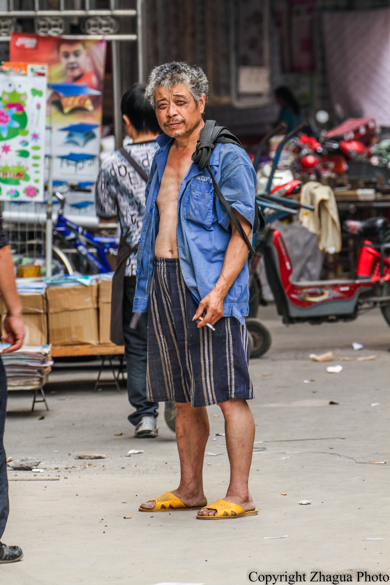Canon EF 70-300mm F4-5.6L IS USM sample photo. Man at north market in chengdu photography