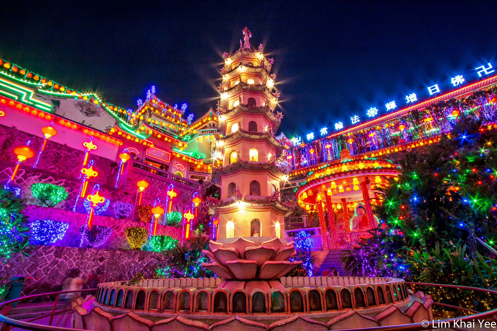Canon EF-S 10-22mm F3.5-4.5 USM sample photo. In kek lok si temple photography